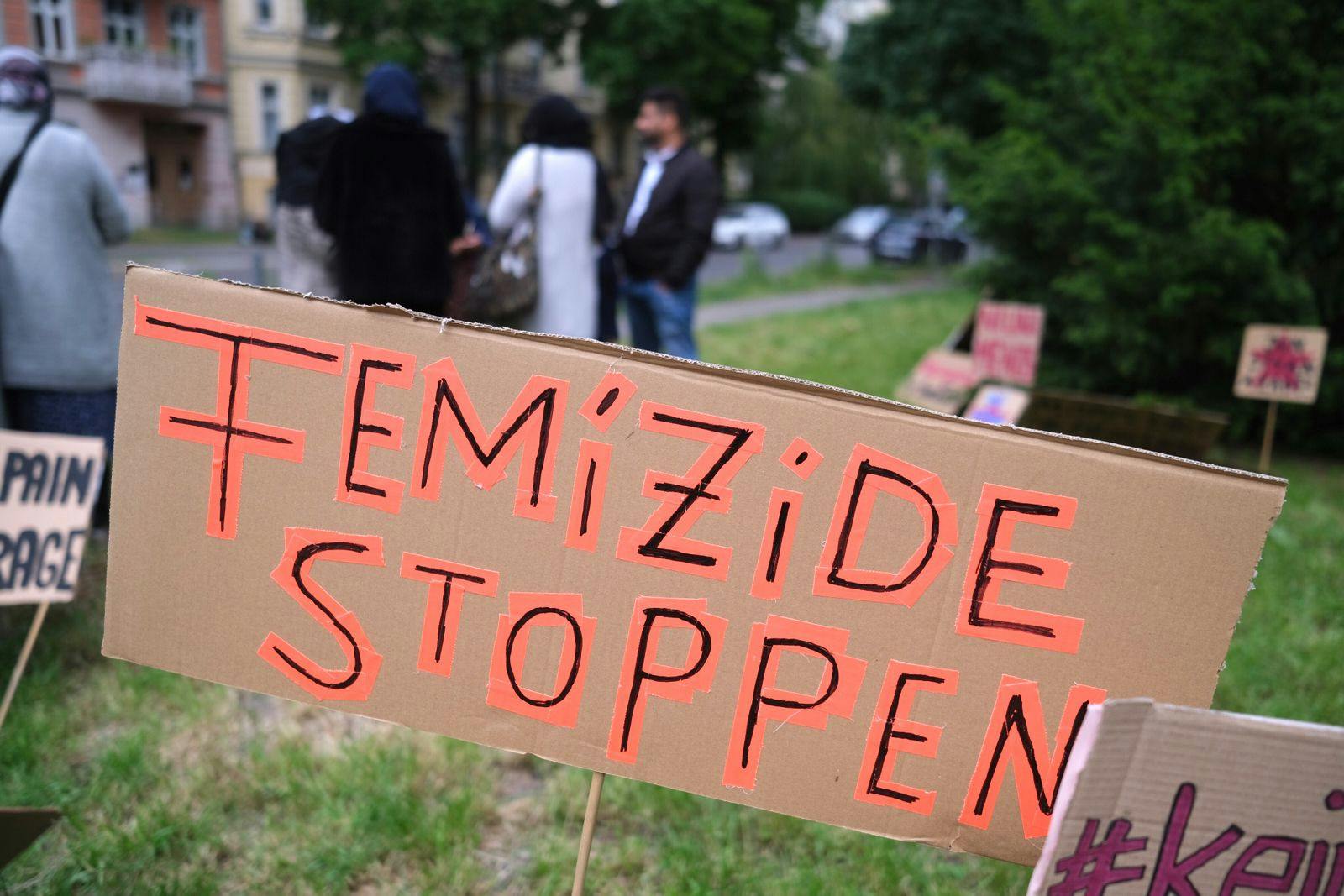 Mahnwache in Pankow für die ermordete Afghanin Zohra G. Ihr Mann tötet die Mutter seiner sechs Kinder.