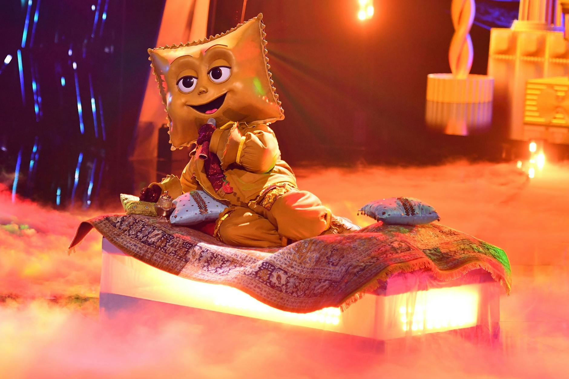 Ravioli (genannt Rave-Ioli) schwebte auf einem fliegenden Teppich über die Bühne von „Masked Singer“ - und bot den Zuschauern beste Chancen, die Stimme zu erkennen.