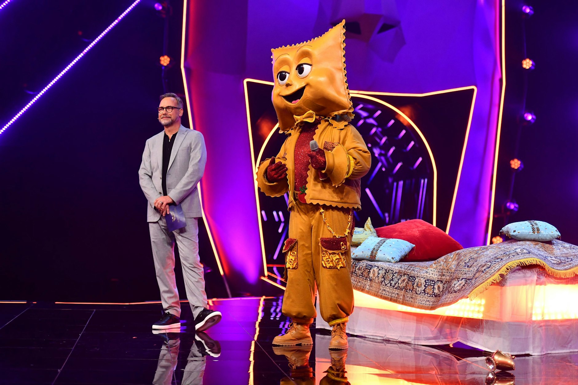 Moderator Matthias Opdenhövel klärte nach dem Auftritt auf: Ravioli war im Laufe der Woche krank, musste sich also durch den Musical-Hit bei „Masked Singer“ quälen.