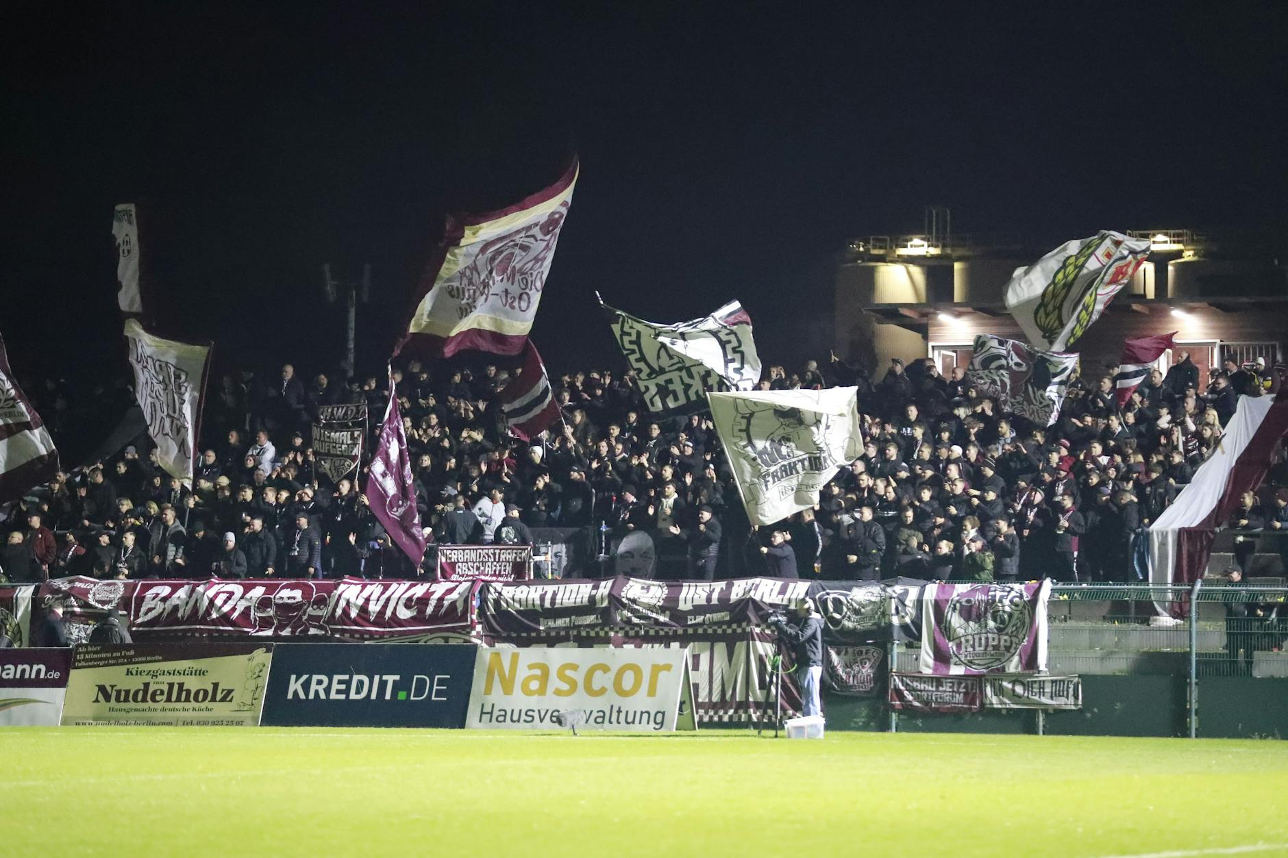 Wenn das - wenn auch nicht strahlend helle - Flutlicht an ist, ist es beim BFC Dynamo im Sportforum gleich noch mal so schön.