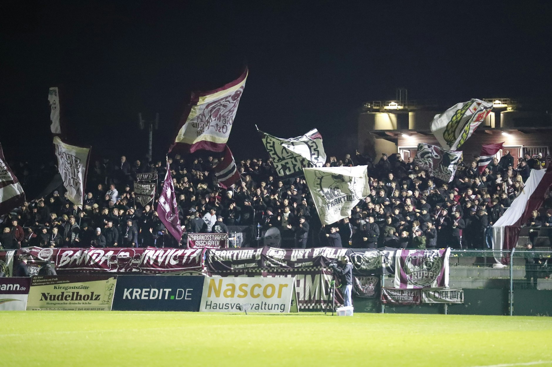 Wenn das - wenn auch nicht strahlend helle - Flutlicht an ist, ist es beim BFC Dynamo im Sportforum gleich noch mal so schön.