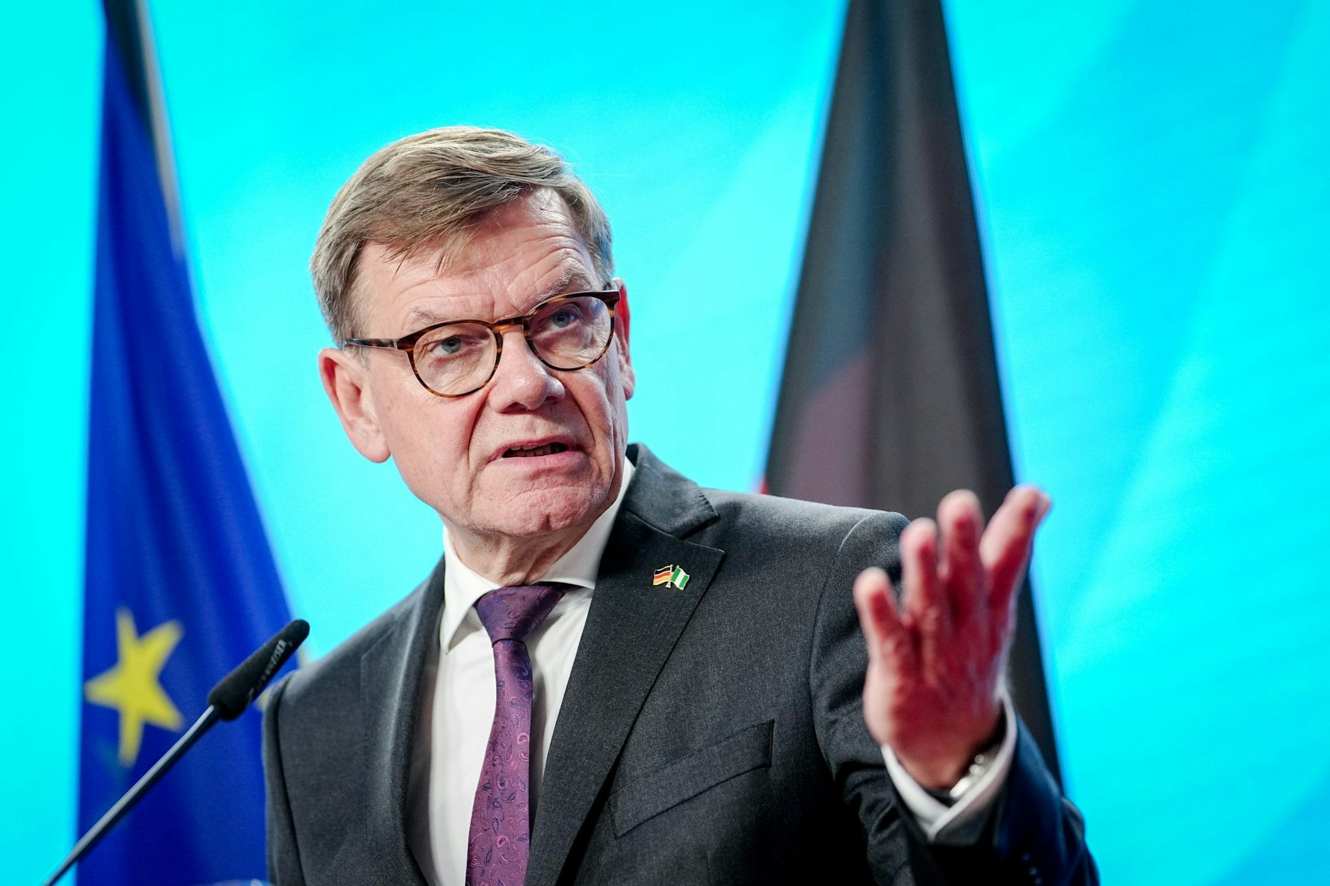 Außenminister Johann Wadephul (CDU) spricht auf einer Pressekonferenz zu Medienvertretern.