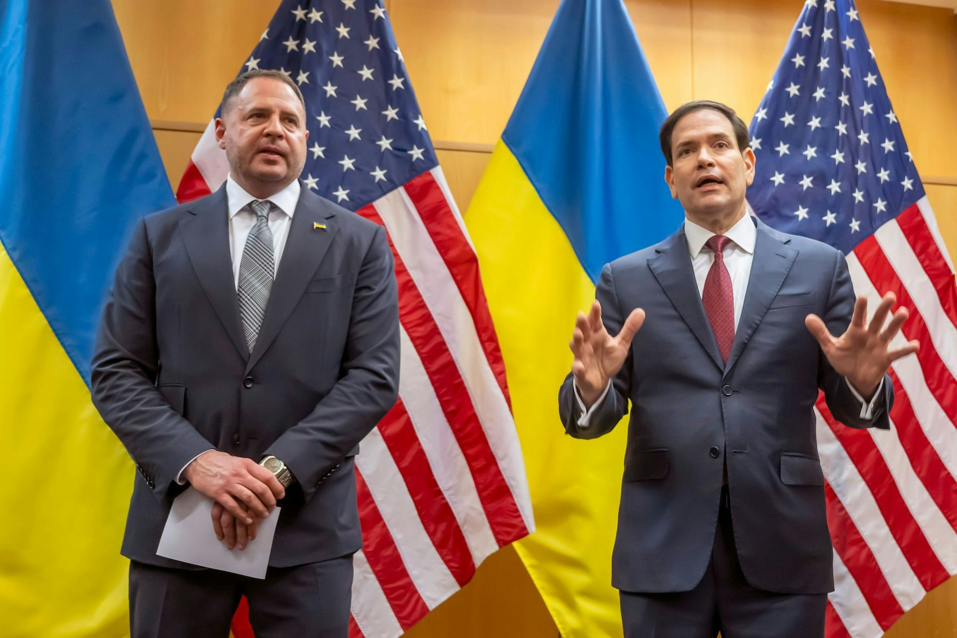 Andrij Jermak (l.), Leiter des Präsidialamts der Ukraine, und US-Außenminister Marco Rubio sprechen mit Journalisten im Rahmen ihrer Konsultationen über Trumps Friedensplan in der US-Vertretung in Genf.