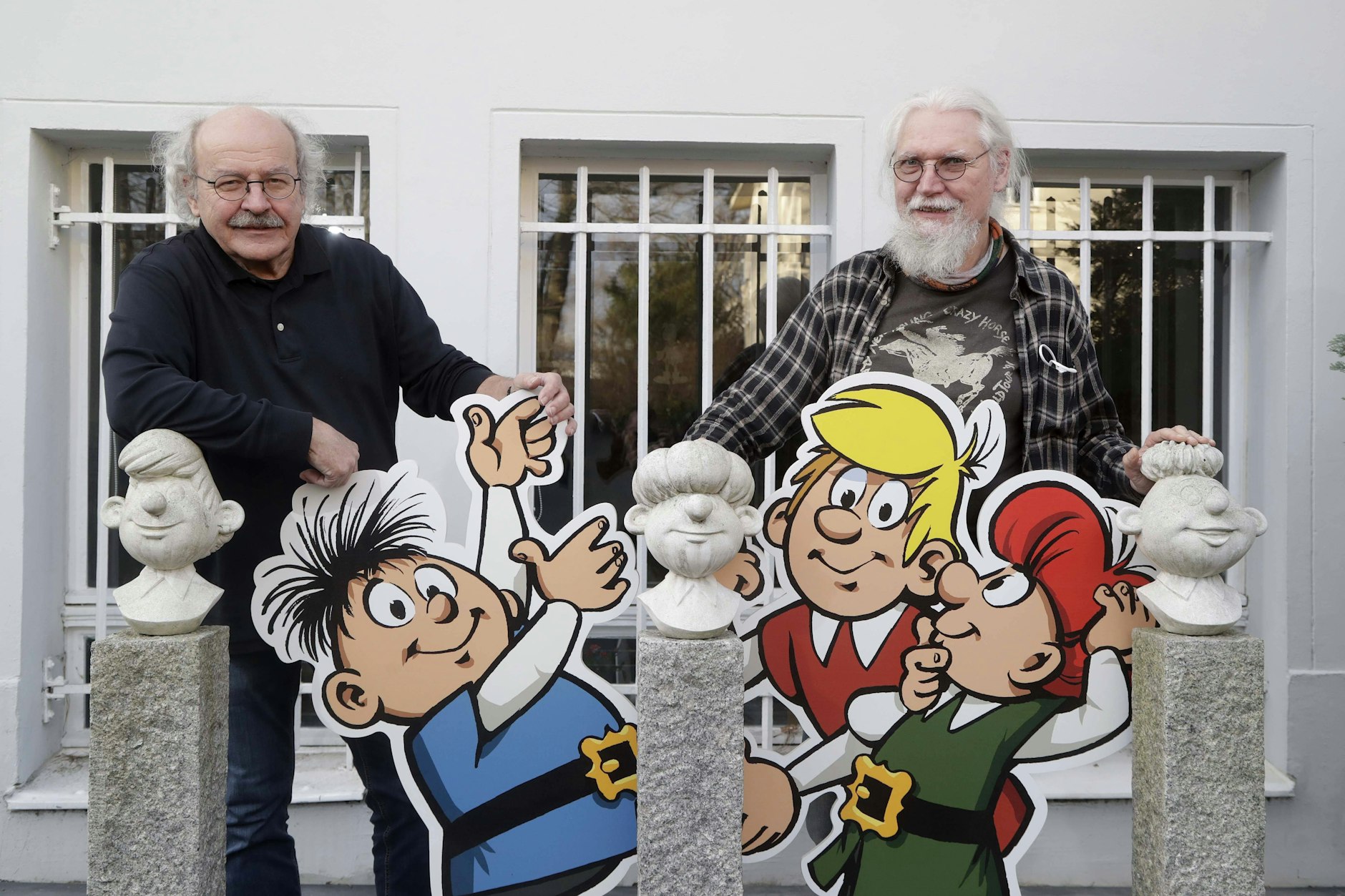 Verlagschef Klaus Schleiter und Mosaik-Legende Jörg Reuter vor den Abrafaxe-Figuren.