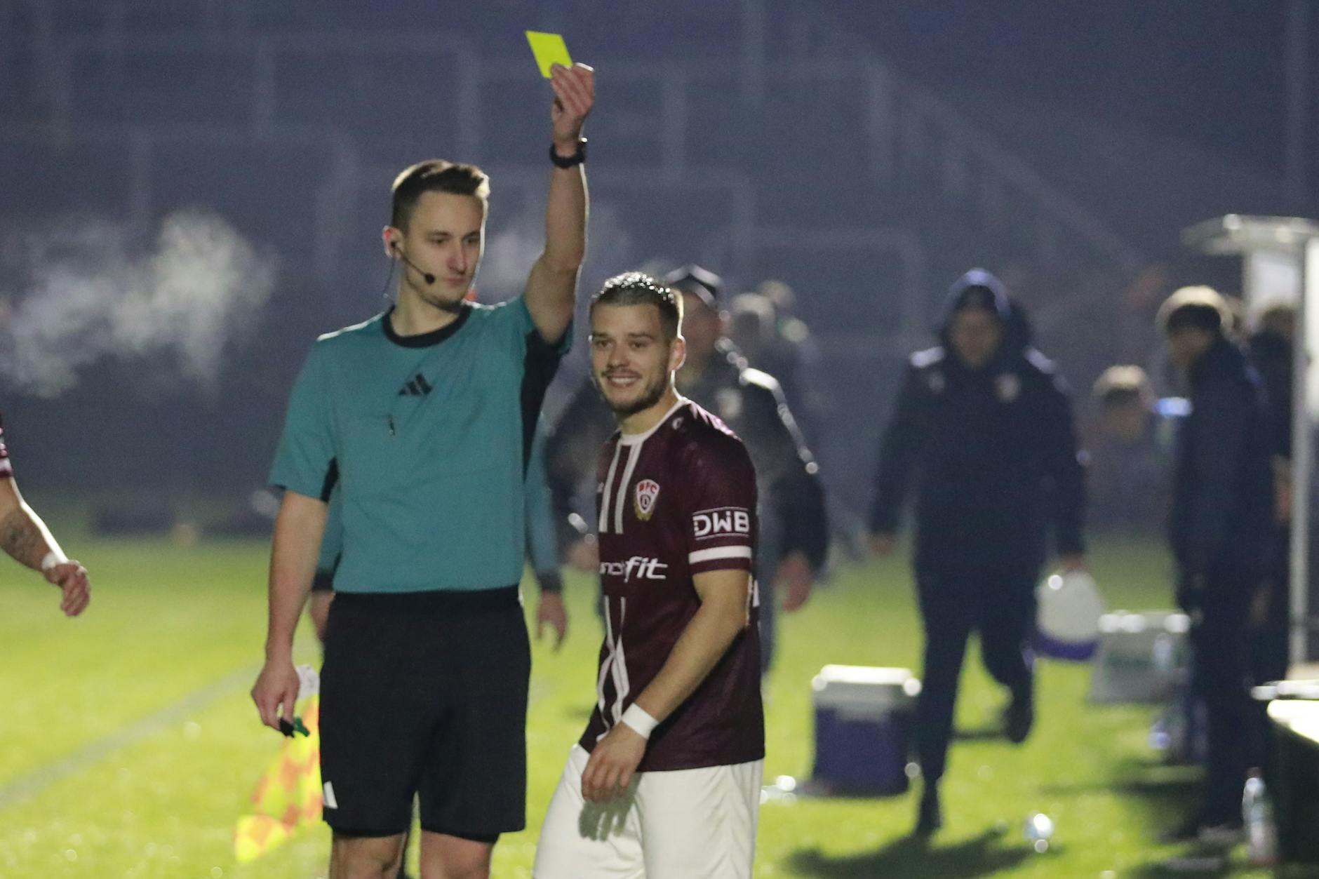 Ivan Knezevic (r.) kassierte beim Spiel gegen Jena seine fünfte Gelbe Karte.