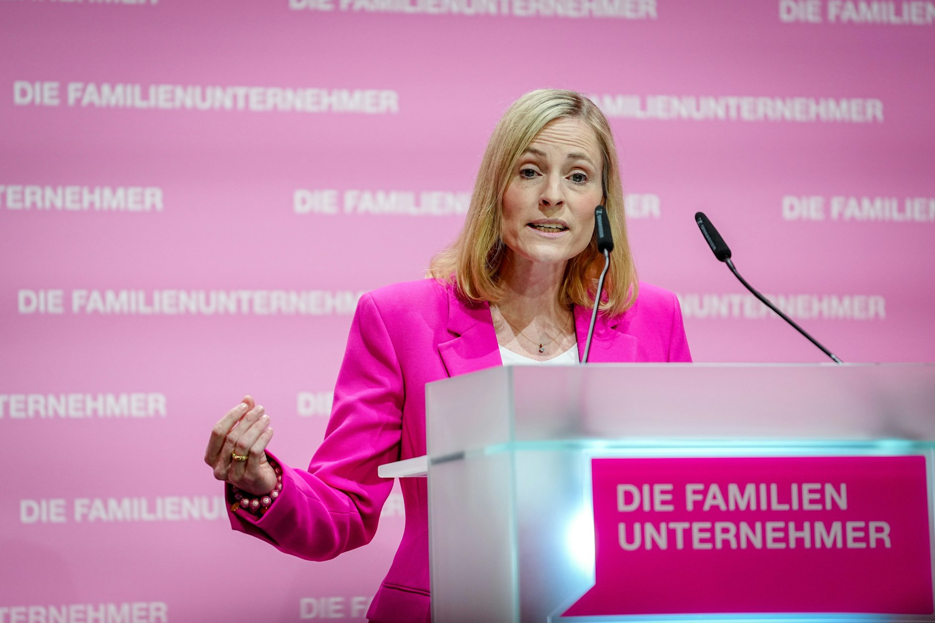 Marie-Christine Ostermann, Präsidentin des Wirtschaftsverbands Die Familienunternehmer, äußert sich zur Brandmauer gegen die AfD.