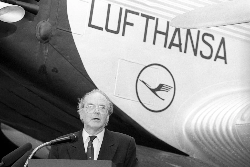 Prof. Günther Gottmann eröffnet die Ausstellung Lilienthal und seine Erben im Hamburger Bahnhof, veranstaltet vom Museum für Verkehr und Technik.