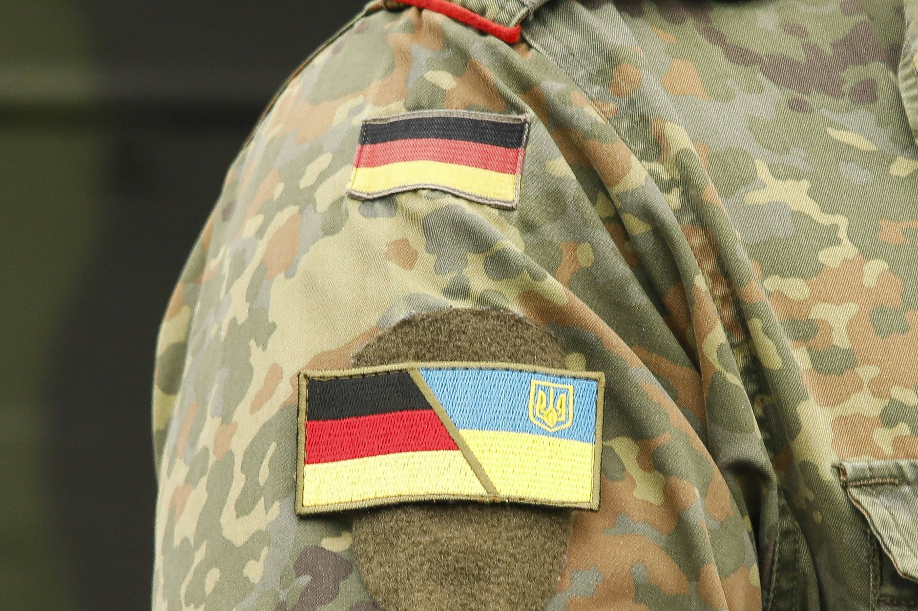 Deutsch-ukrainisches Abzeichen an Uniform eines Soldaten der Artillerieschule in Idar-Oberstein, Rheinland-Pfalz.