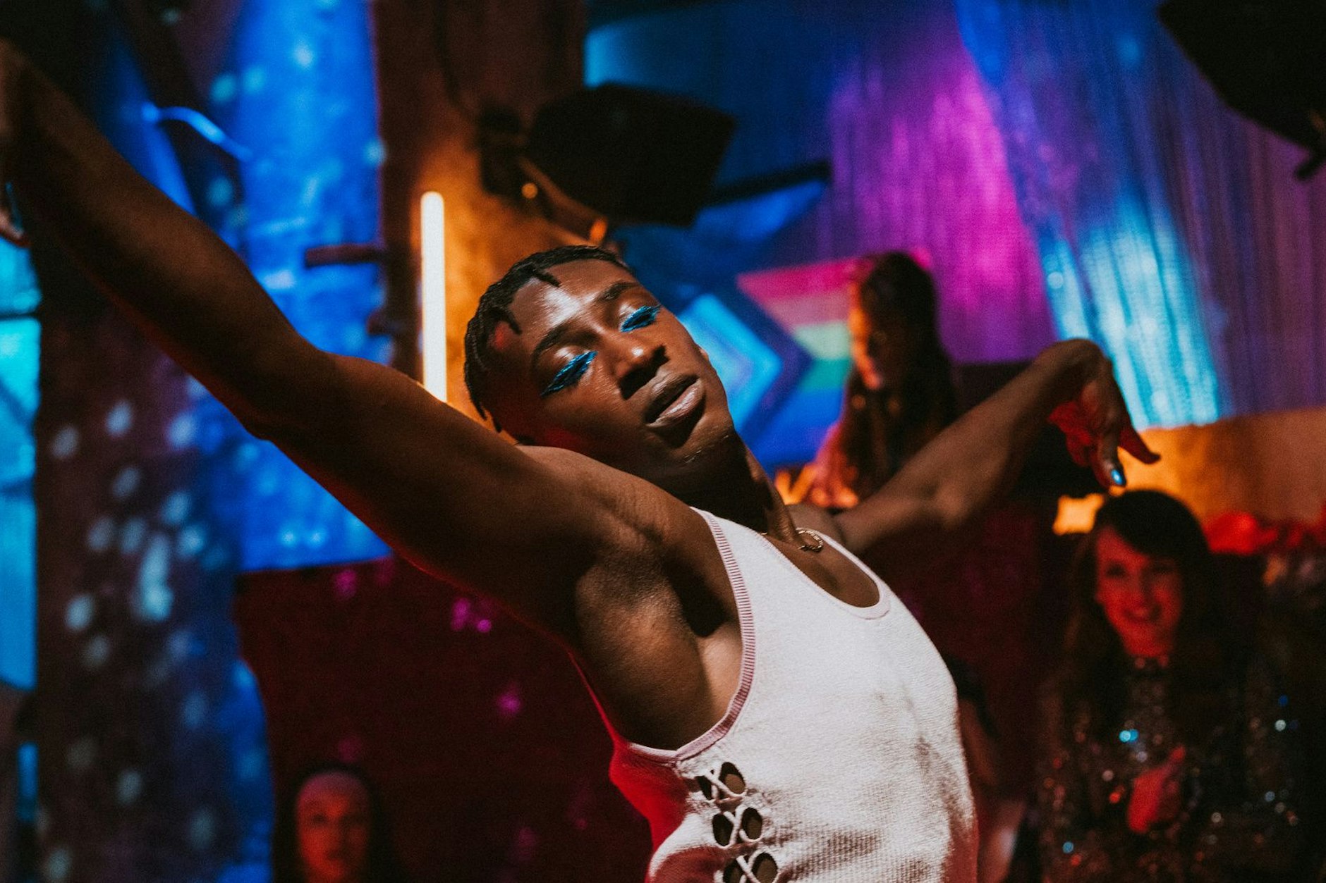 Emm (Ricco-Jarret Boateng) gibt auf dem Major Ball in Episode 6 alles.