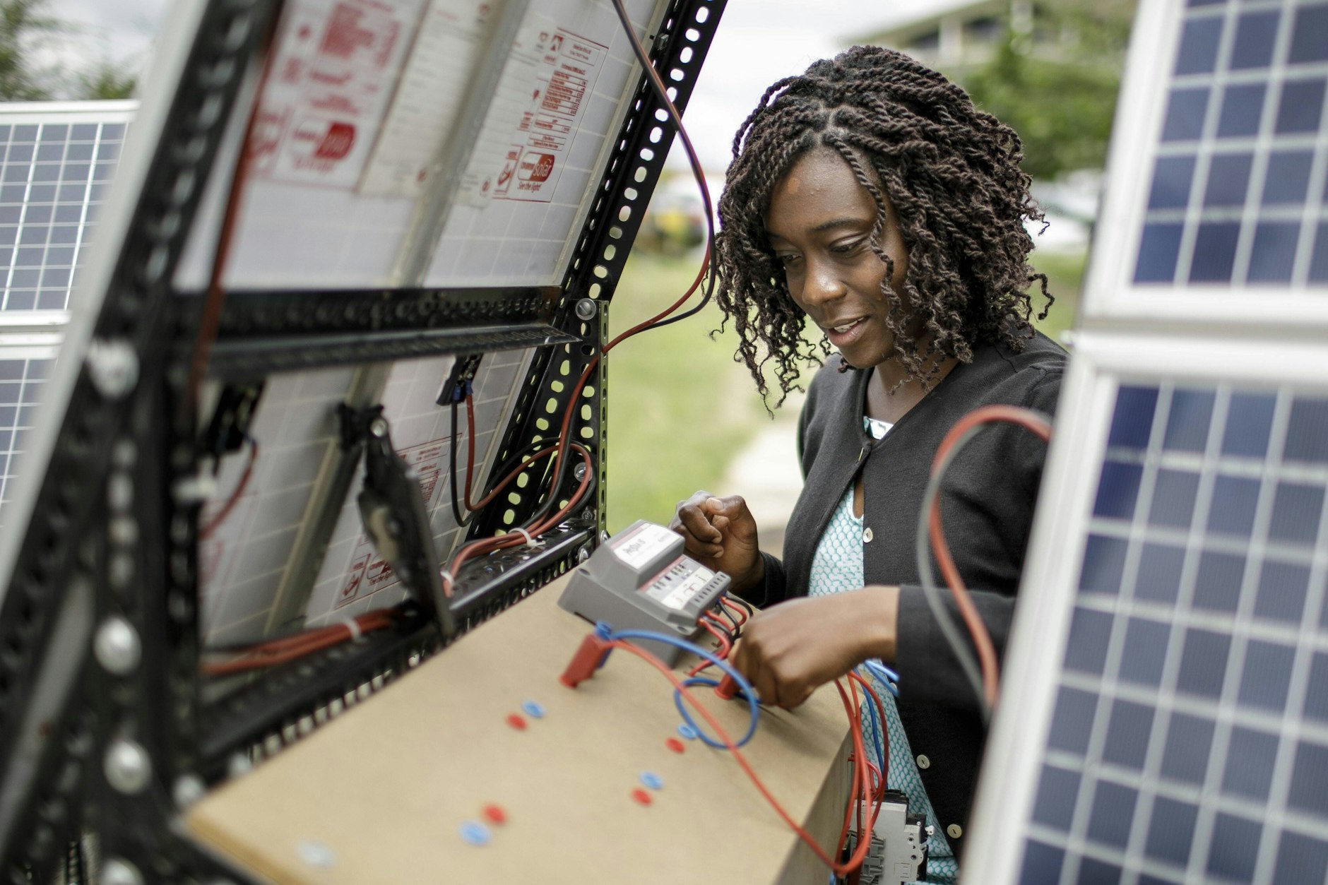 2017, als die erneuerbaren Energien anfingen zu boomen: Eine Studentin arbeitet in einer Ausbildungseinrichtung für Solartechniker an der Strathmore-Universität in Nairobi (Kenia).