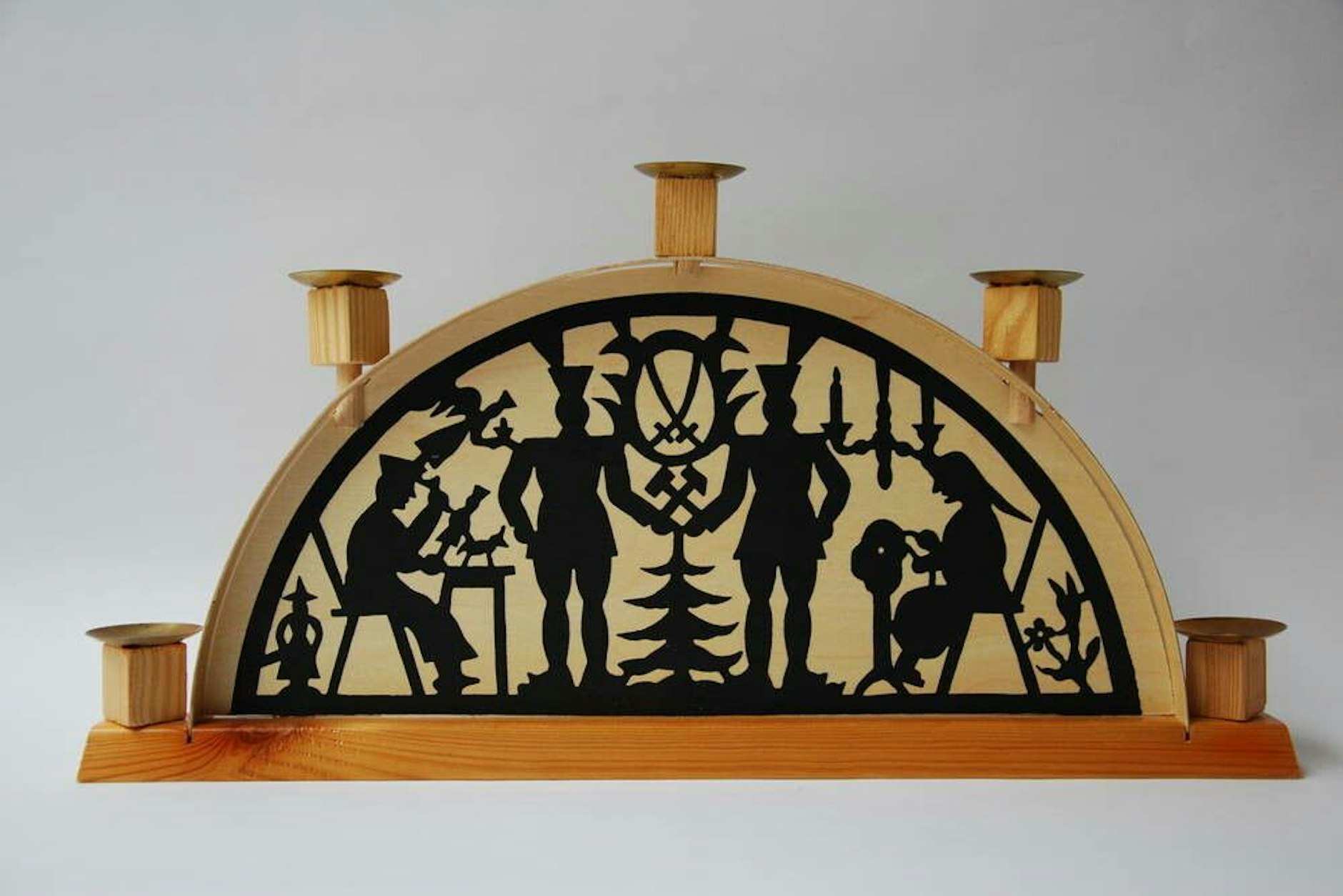 Ein einfacher Schwibbogen aus Holz. Solche schönen Lichterbögen mit erzgebirgischen Motiven sind auch heute noch in der Adventszeit in unzähligen Fenstern zu finden.