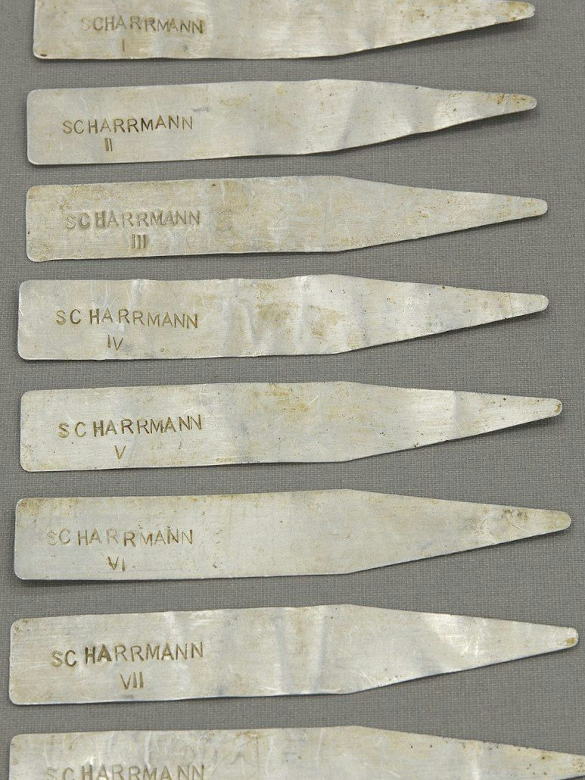 Mit solchen Stollenschildern wurden die Stollen beim Bäcker früher gekennzeichnet. Diese hier stammen aus Grimma in Sachsen.