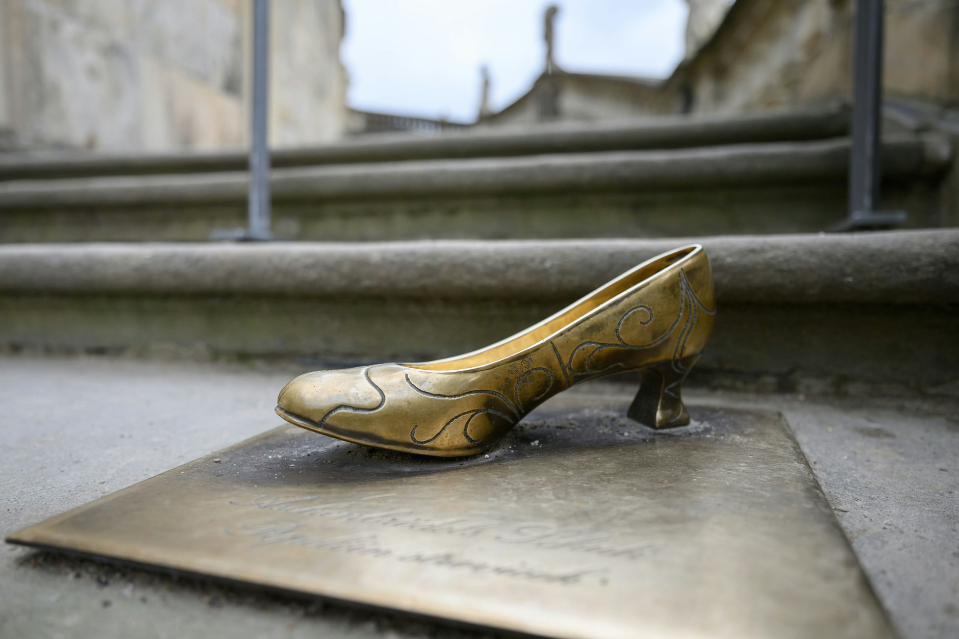 Auf Schloss Moritzburg in Sachsen erinnert noch heute ein Schuh aus Bronze daran, dass hier Szenen für das Märchen Drei Haselnüsse für Aschenbrödel entstanden.