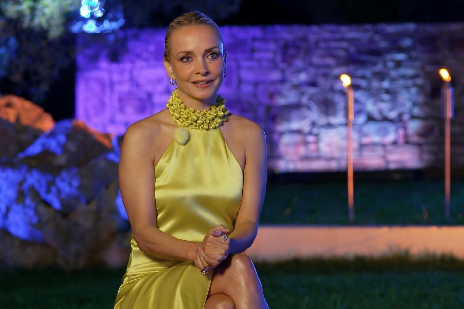 Janin Ullmann beim Lagerfeuer.