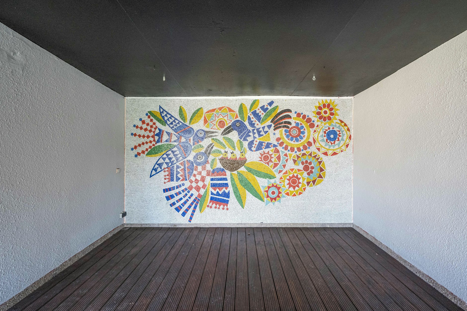 EIn Mosaik aus DDR-Zeit wird im Gartenrestaurant an der Karl-Marx-Allee 93 Berlin Friedrichshain wieder frei gelegt.