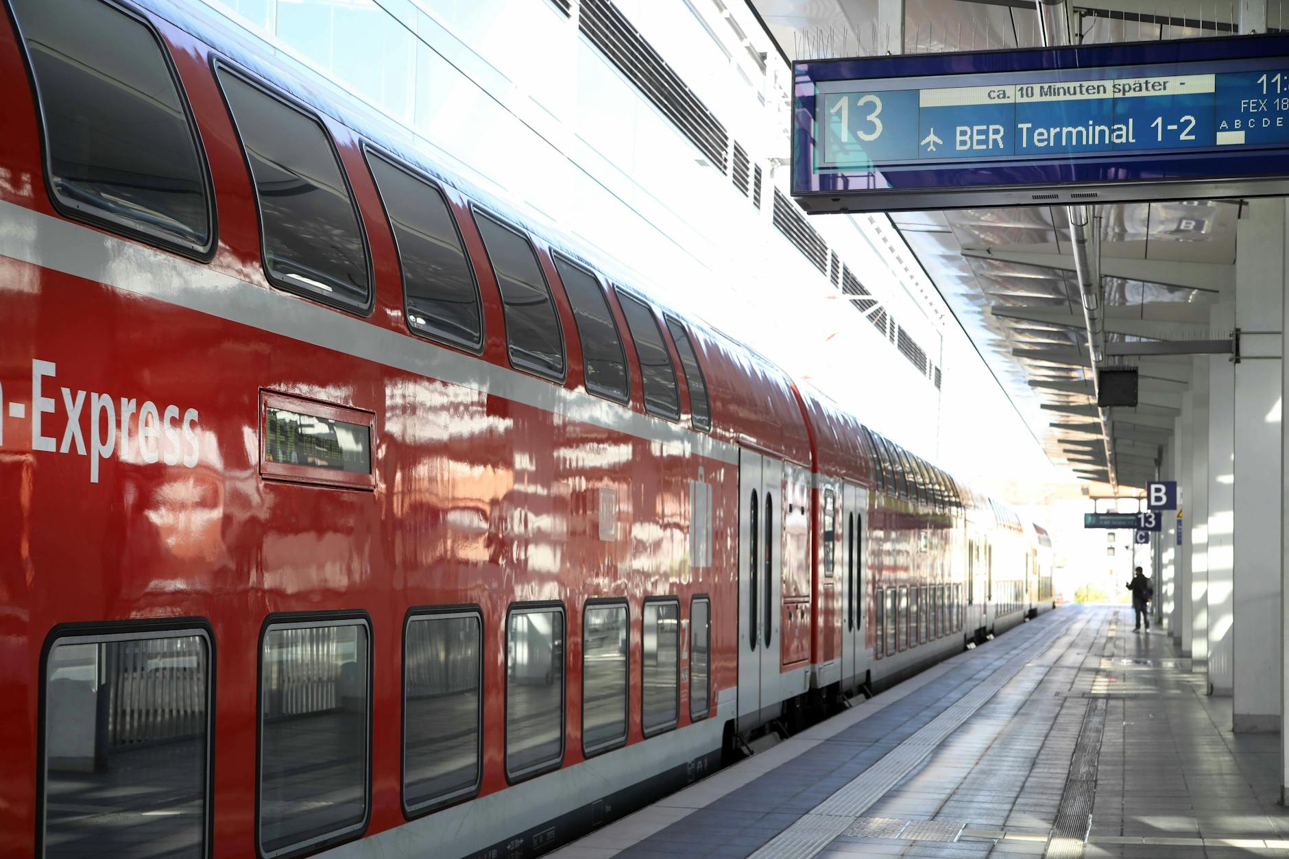 Der Flughafenexpress FEX hält ab 14. Dezember nicht mehr in Berlin-Ostkreuz, sondern fährt über die Dresdner Bahn zum Flughafen.