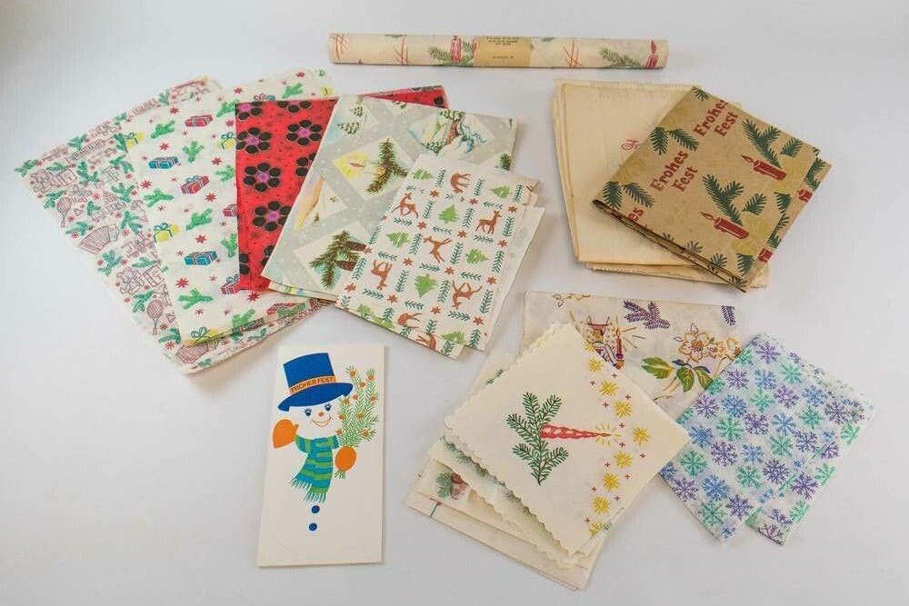 Heute wird das Geschenkpapier einfach aufgerissen, früher wurde es gebügelt. Doch diese Art der Wiederverwendung ist keine Erfindung der DDR.