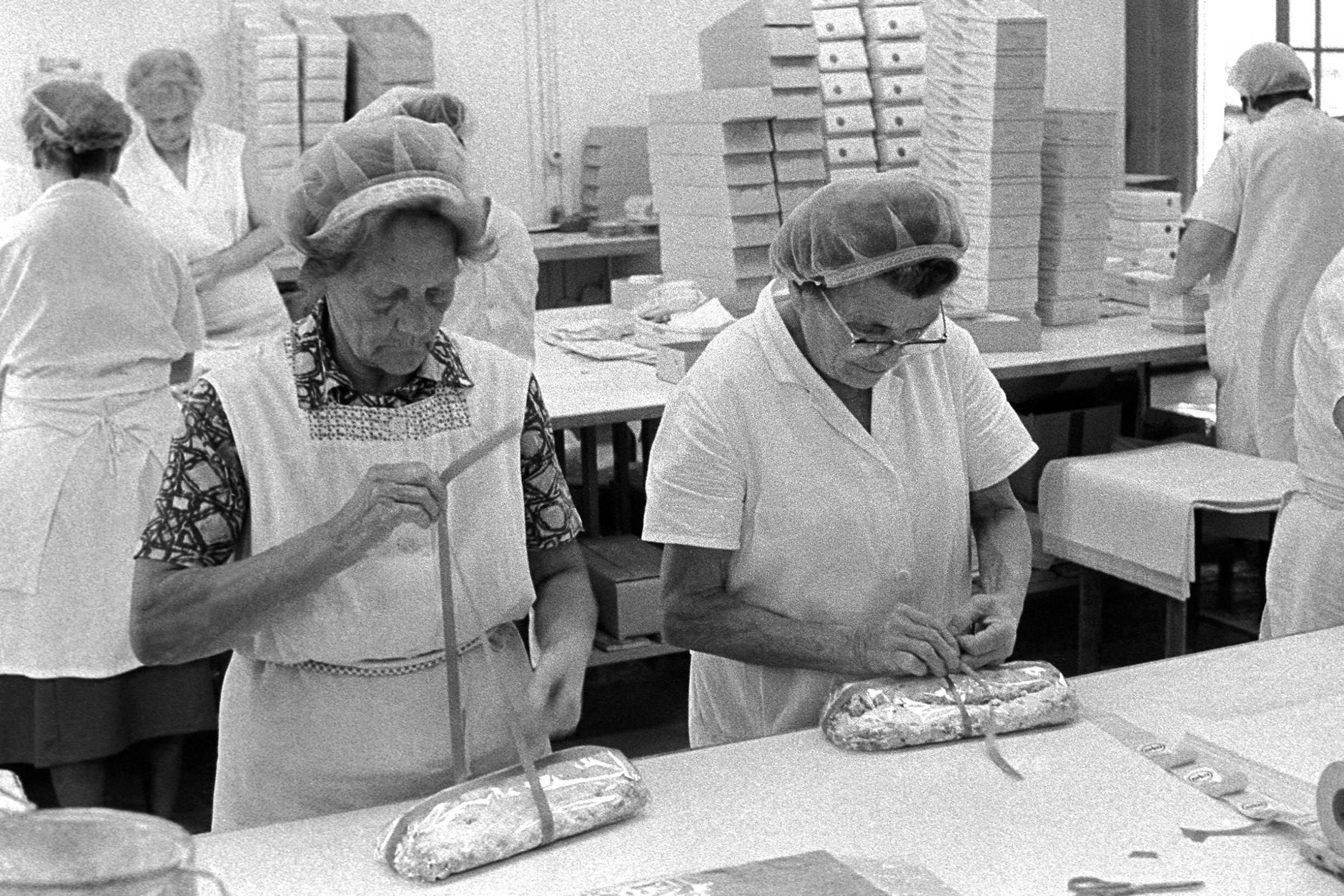 Feine Leckerei in der DDR: In einer Dresdner Bäckerei wird fertiger Stollen verpackt - das Foto entstand im Jahr 1986.