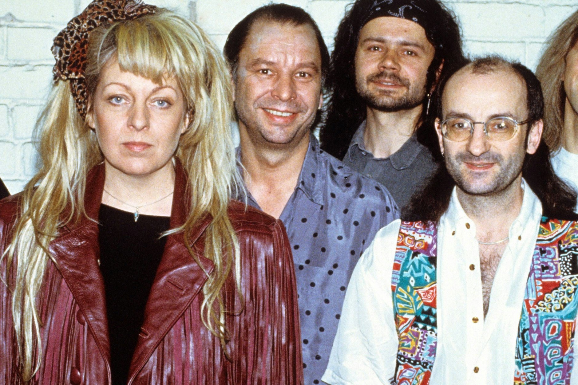 Die Band Silly mit Tamara Danz Anfang der 90er-Jahre: Der Musiker mit der bunten Weste ist Band-Gründer Thomas Fritzsching. Er ist nicht der einzige Musiker, der mit der Silly-Frontfrau abrechnete.