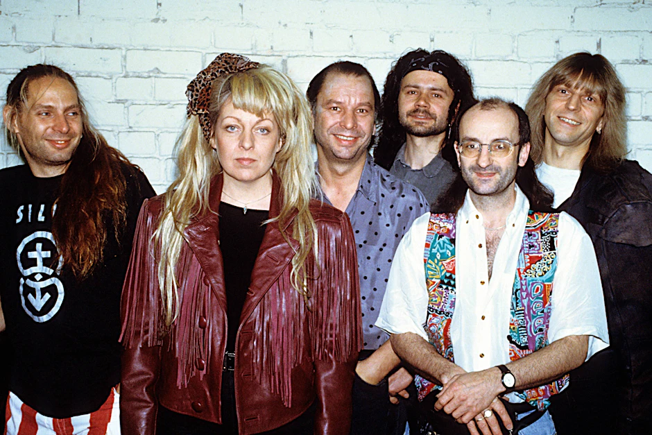 Die Band Silly mit Tamara Danz Anfang der 90er-Jahre: Der Musiker mit der bunten Weste ist Band-Gründer Thomas Fritzsching. Er ist nicht der einzige Musiker, der mit der Silly-Frontfrau abrechnete.