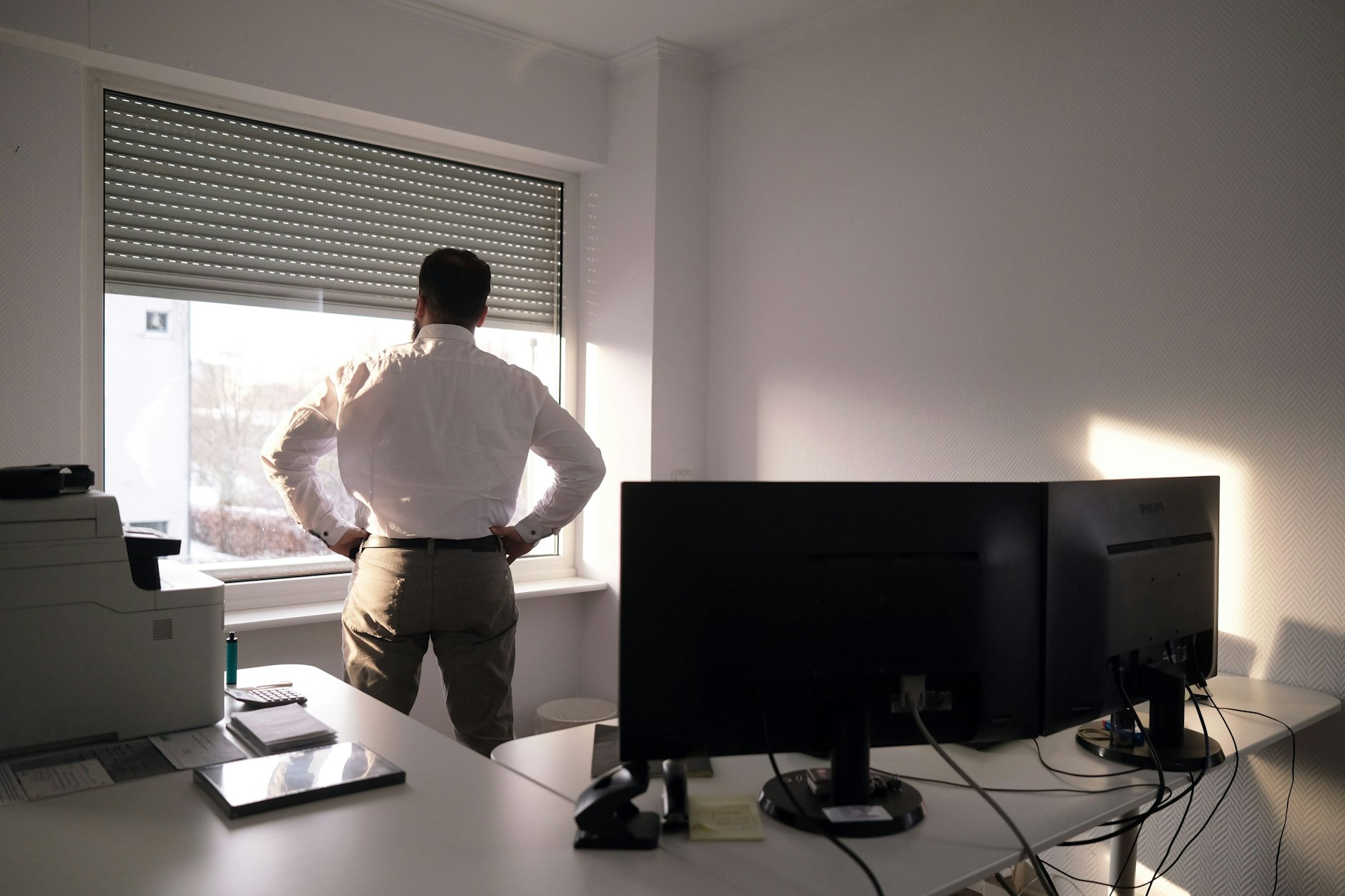 Als Bata S. den Zuschlag für zwei Baugrundstücke erhält, scheint alles in trockenen Tüchern zu sein. Doch schon bald zeigt sich: Der Insolvenzverwalter spielt mit falschen Karten.