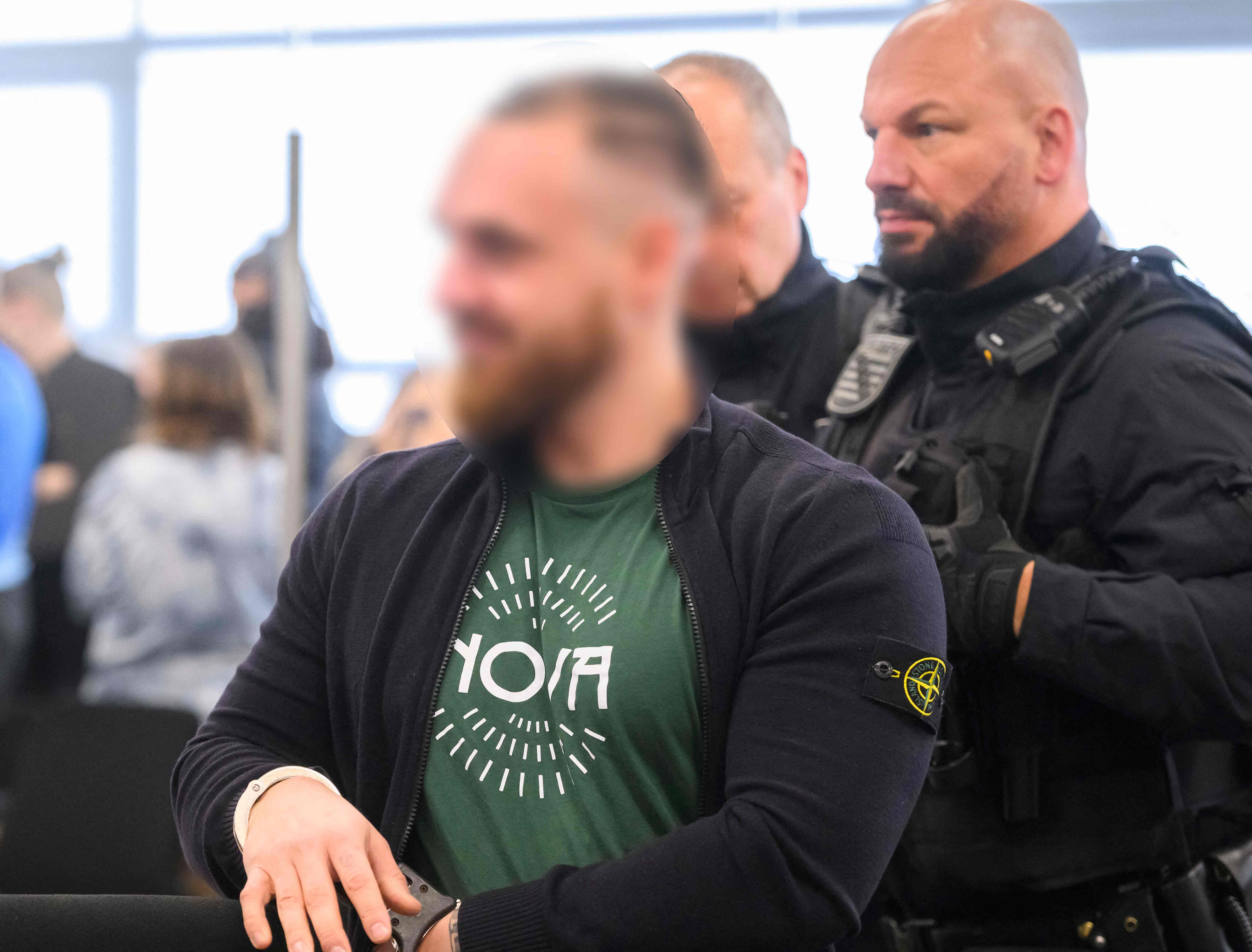 Image - Prozess gegen Linksextremisten der „Hammerbande“ beginnt: Hauptangeklagter betritt Gerichtssaal unter Applaus