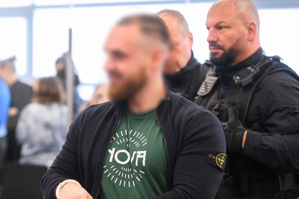 Prozess gegen Linksextremisten der „Hammerbande“ beginnt: Hauptangeklagter betritt Gerichtssaal unt…