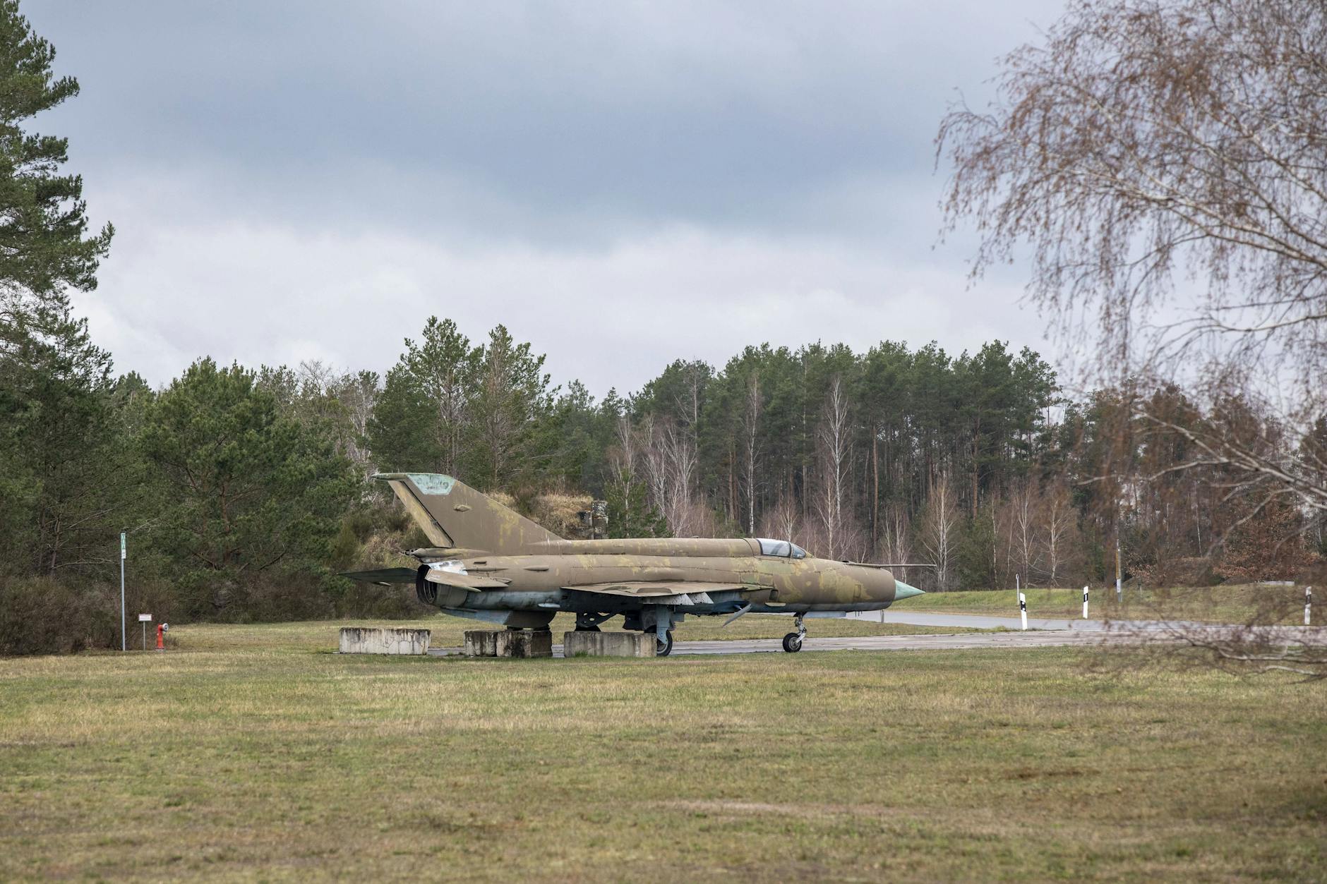 Auf dem Fliegerhorst Holzdorf steht eine alte Mig 21 der NVA.