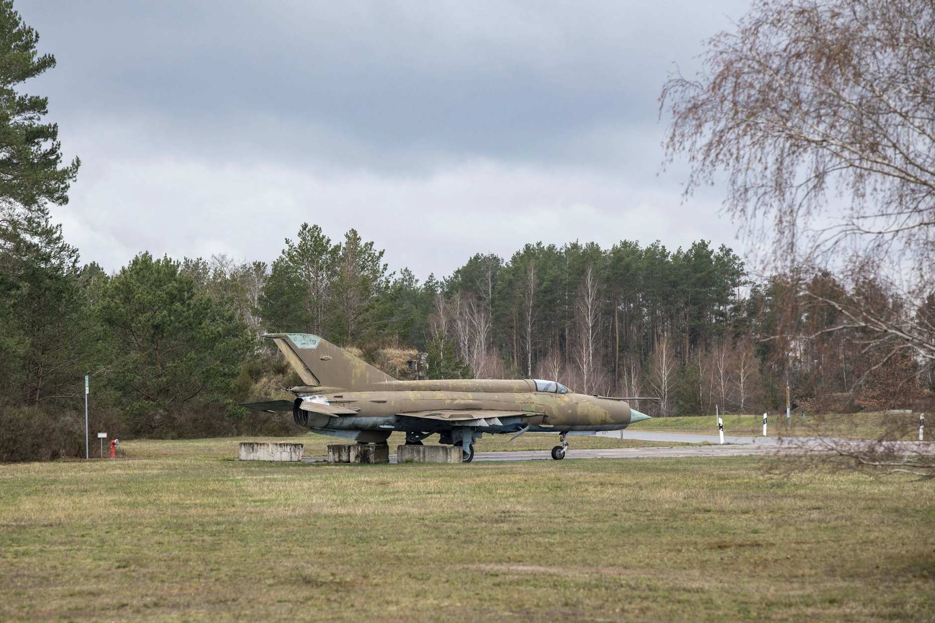 Auf dem Fliegerhorst Holzdorf steht eine alte Mig 21 der NVA.