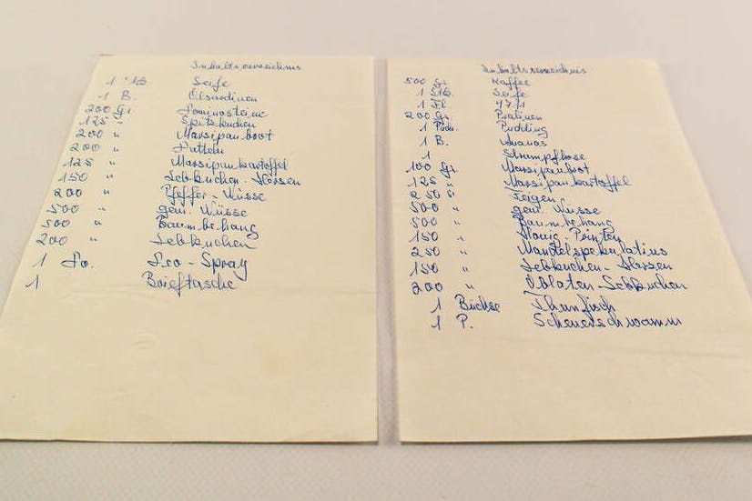 Diese Zettel schlummern im Depot des DDR Museum Berlin - sie zeigen, was in Westpaketen enthalten war. Diese sogenannten Inhaltslisten mussten jedem Paket beiliegen.