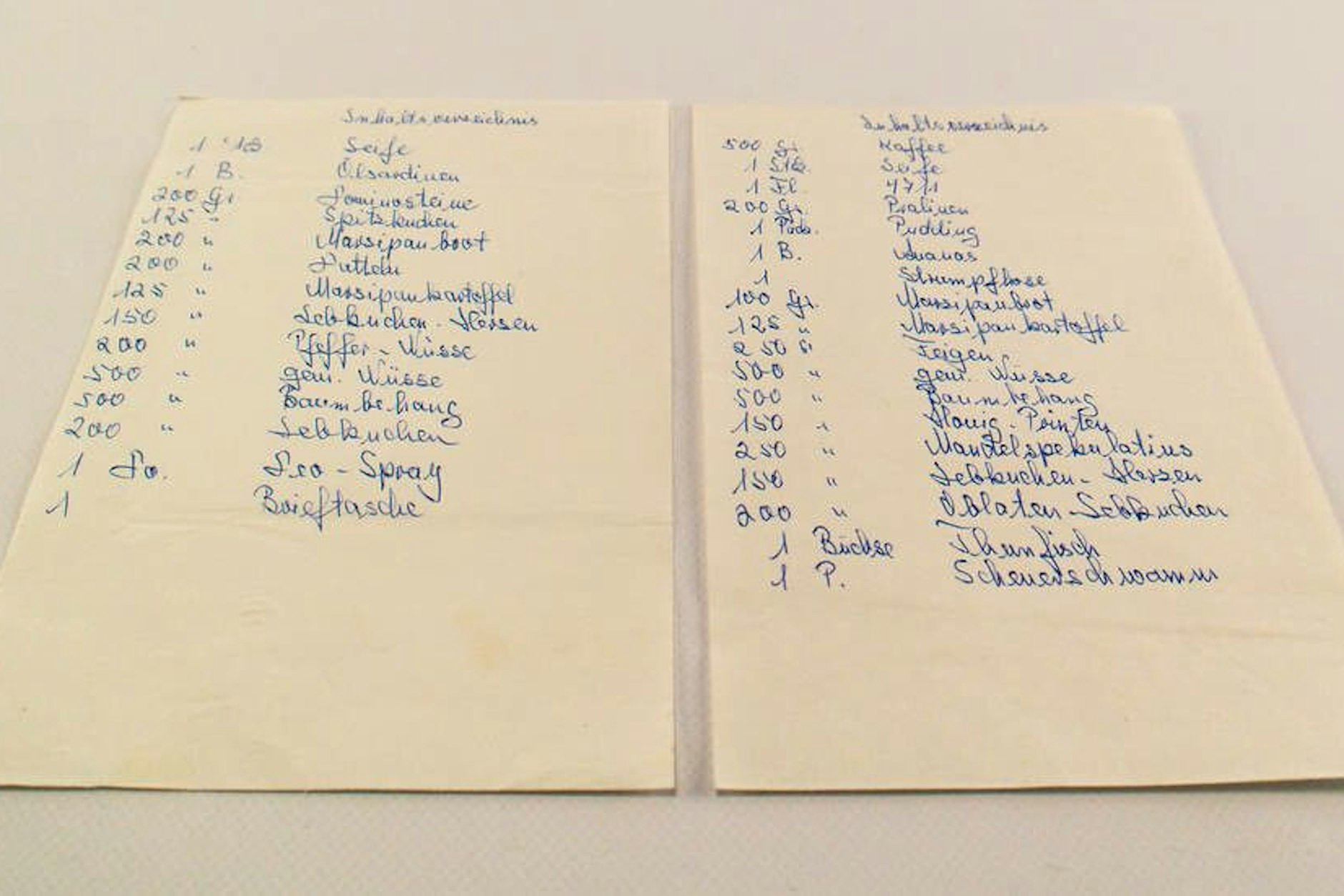 Diese Zettel schlummern im Depot des DDR Museum Berlin - sie zeigen, was in Westpaketen enthalten war. Diese sogenannten Inhaltslisten mussten jedem Paket beiliegen.