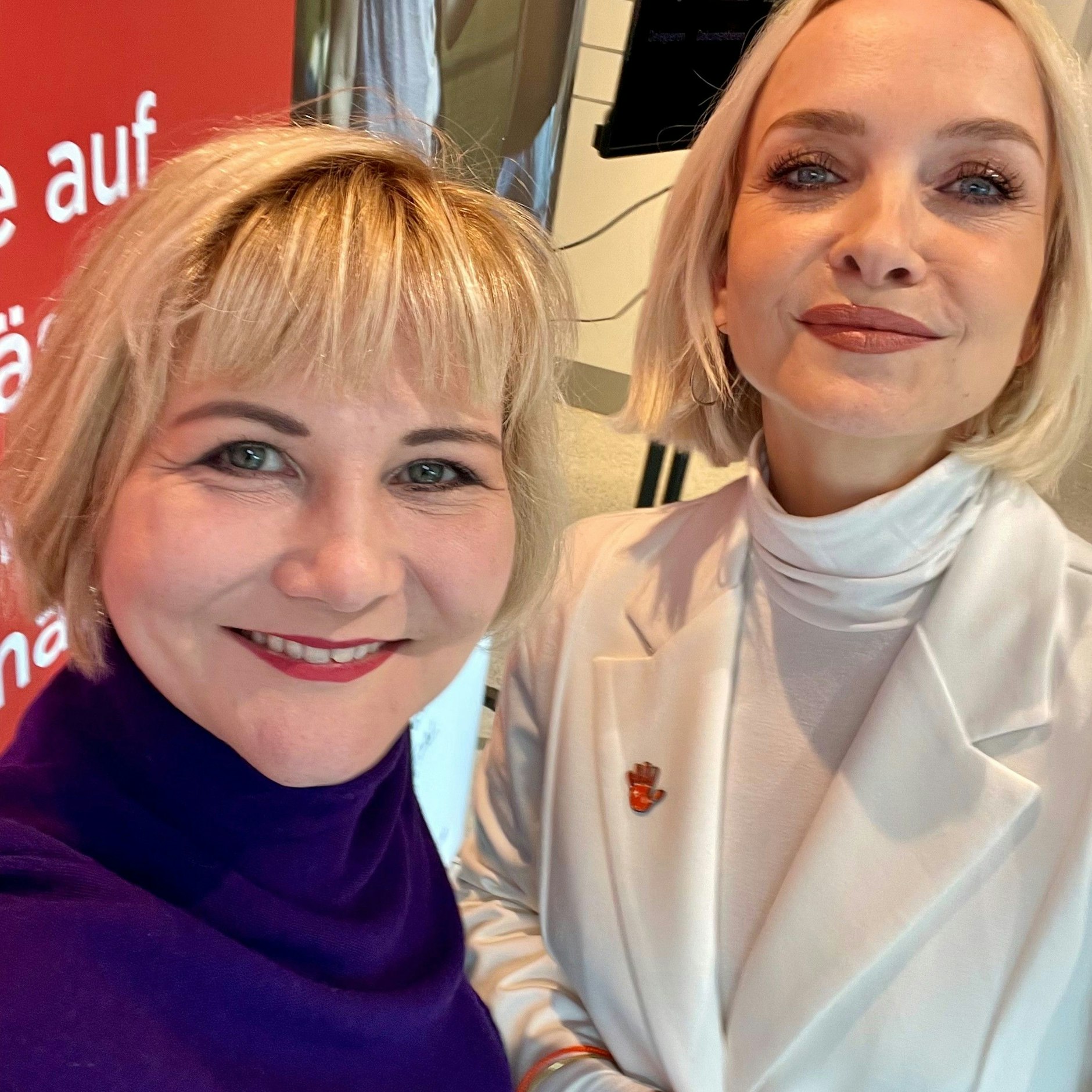 Jain Ullmann mit Kurier-Reporterin Julia.