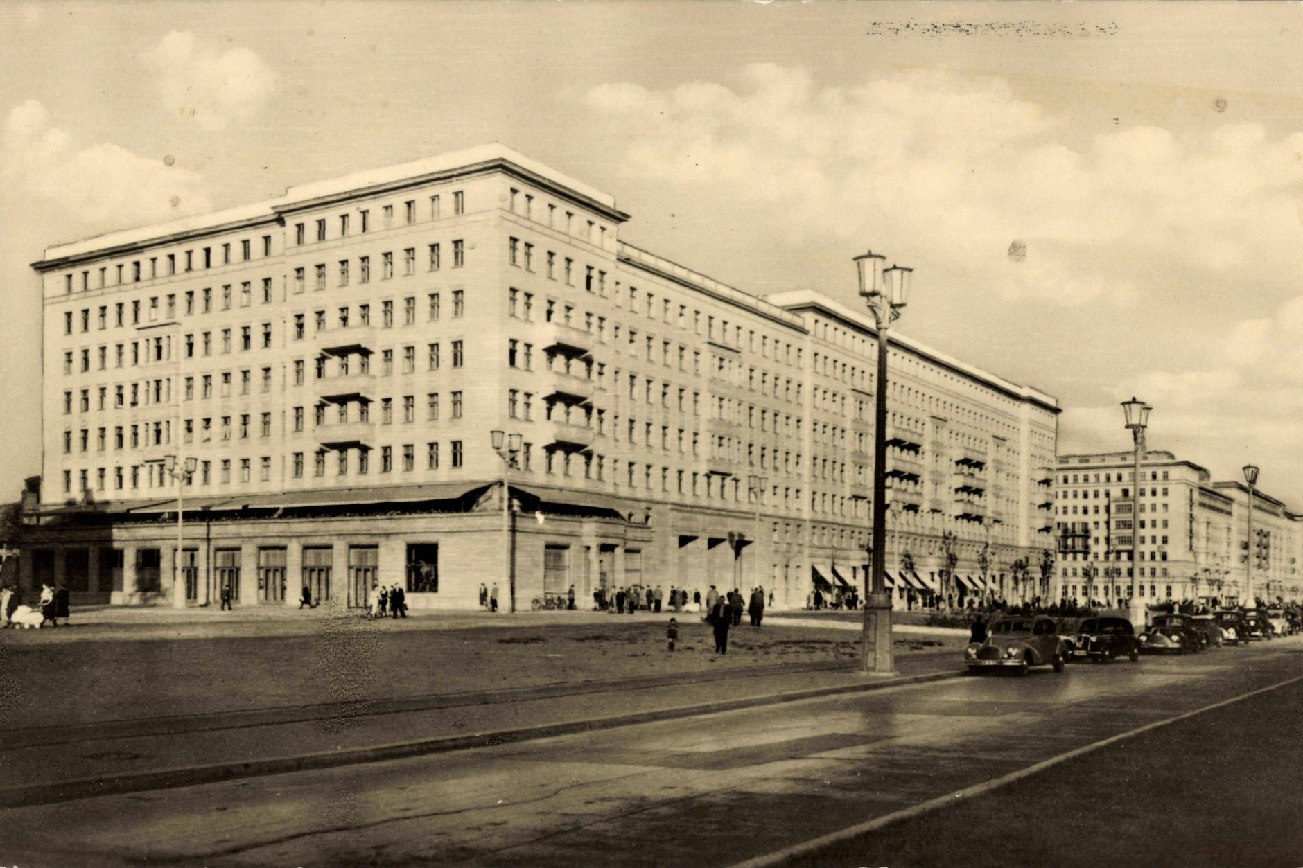 Das&nbsp; HO-Restaurant Café Warschau auf der heutigen Karl-Marx-Allee war eine beliebte Adresse.