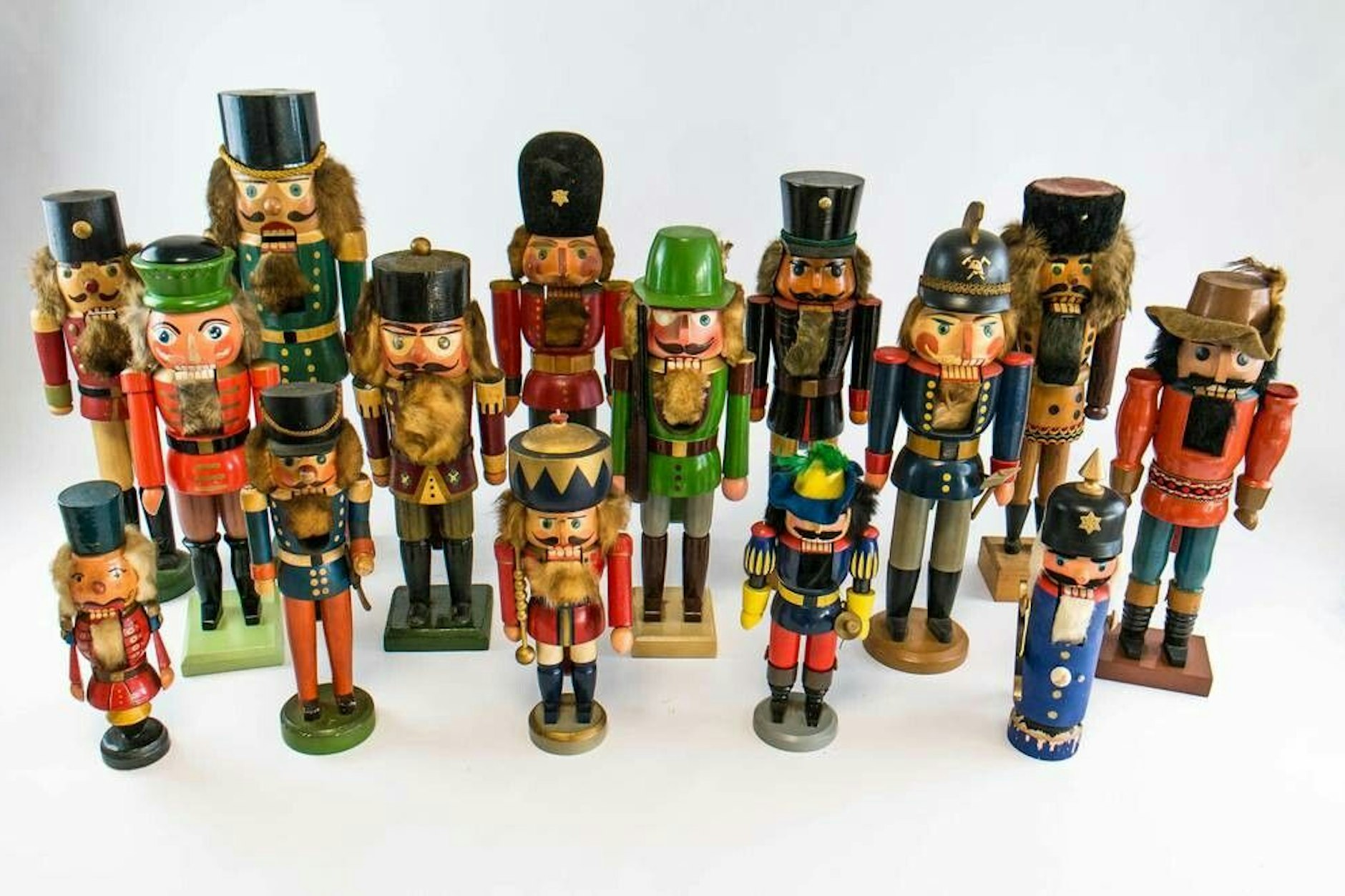 Nussknacker und Räuchermännchen aus dem Erzgebirge gehören zu den Weihnachtstraditionen, die auch in der DDR zelebriert wurden. Diese kleine Armee findet sich im Depot des DDR Museum Berlin.