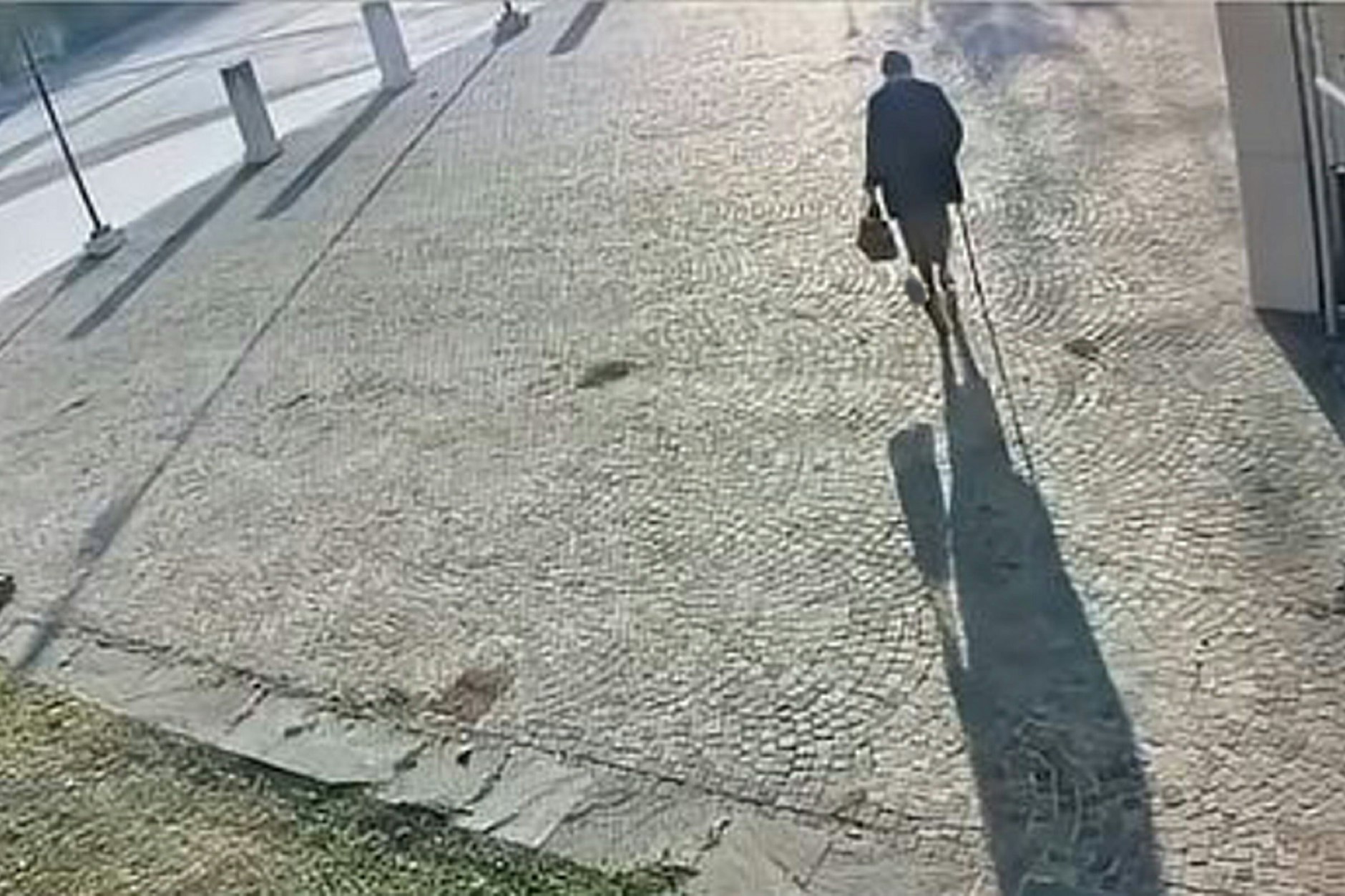 Borgo Virgilio, Mantua: Ein Mann, der sich als seine Mutter verkleidet hat, um weiter ihre Rente zu beziehen, auf dem Weg zum Amt