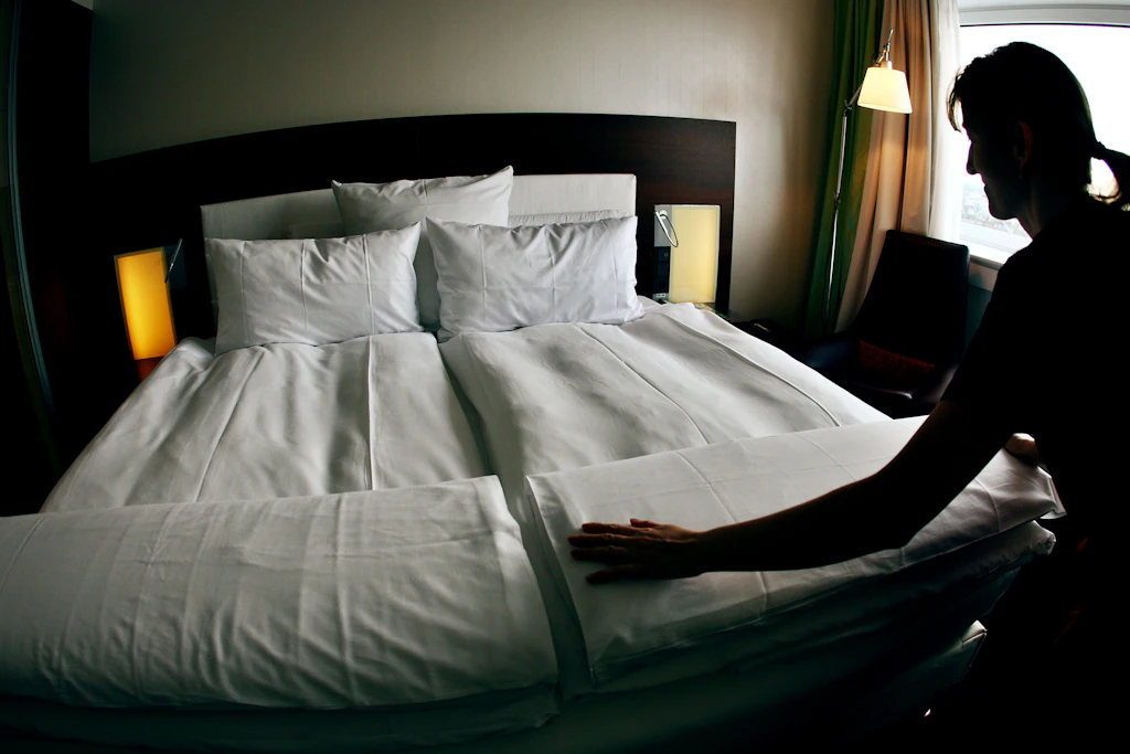 Manche Hotelzimmer bestehen quasi nur aus einem Bett.