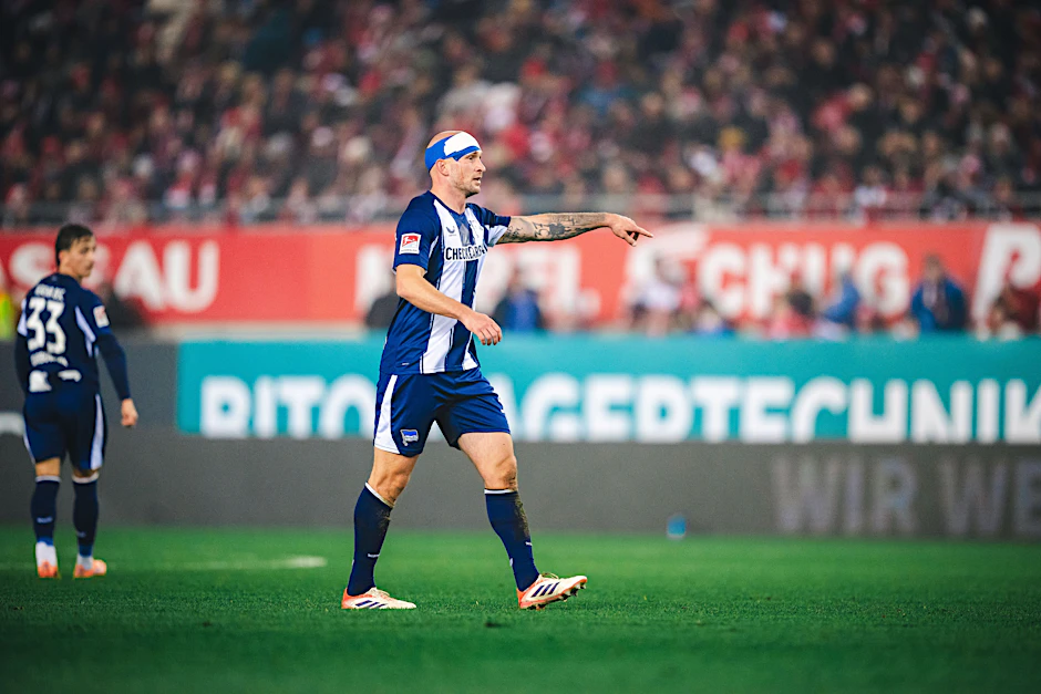 Voller Einsatz für Hertha BSC: Toni Leistner lässt sich auch von Blessuren am Kopf nicht aufhalten.