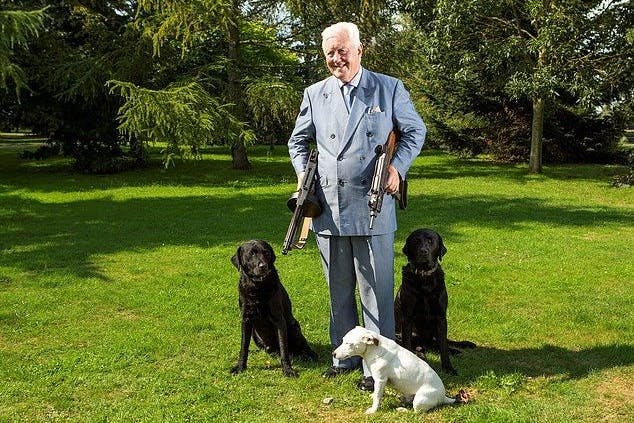 Nett sieht er doch aus: Der Baronet auf seinem Anwesen mit Hunden und gut bewaffnet.