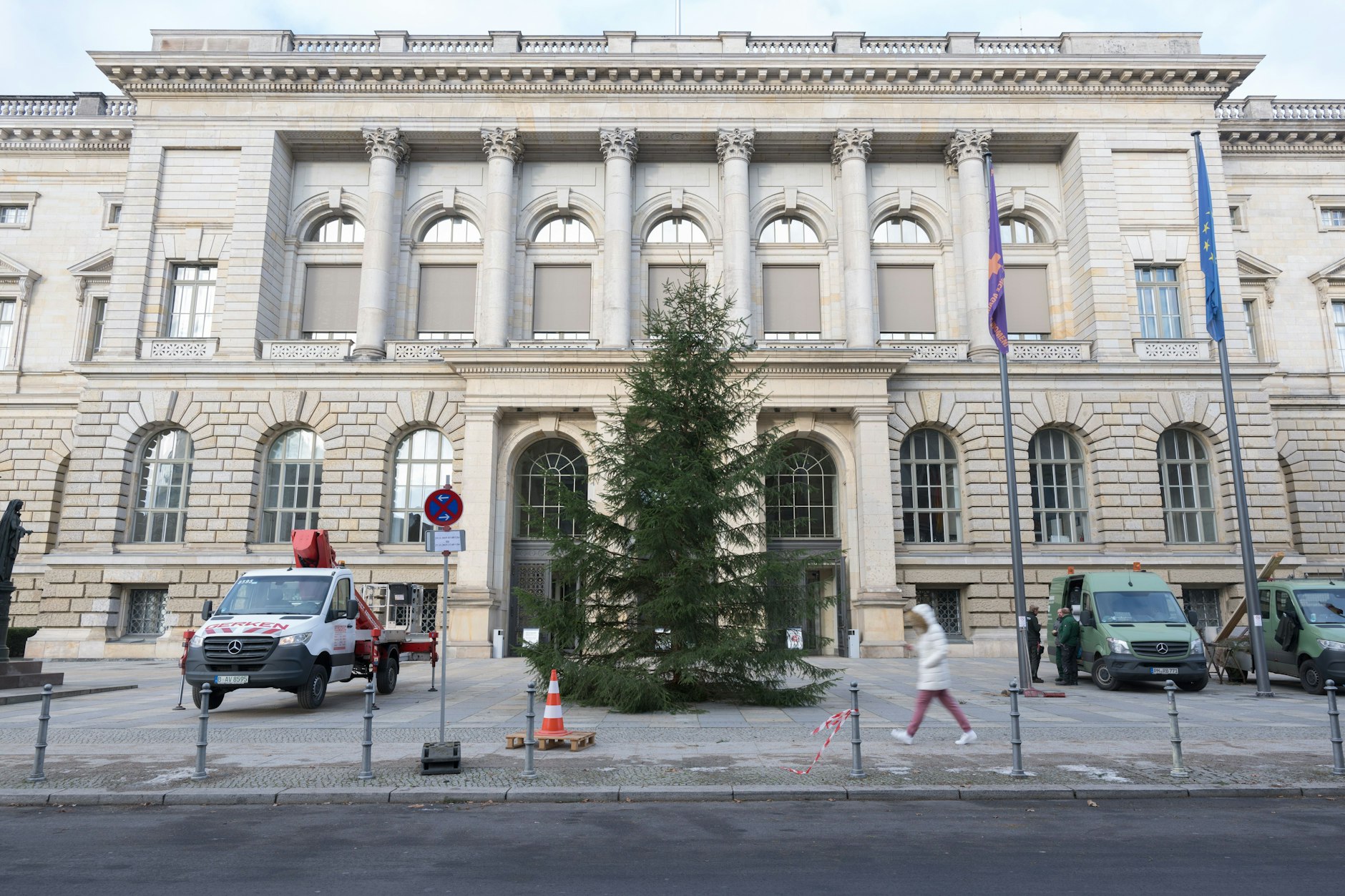 Ein Weihnachtsbaum steht vor dem Abgeordnetenhaus. Der Platz vor dem Parlament soll nach Margot Friedländer benannt werden.