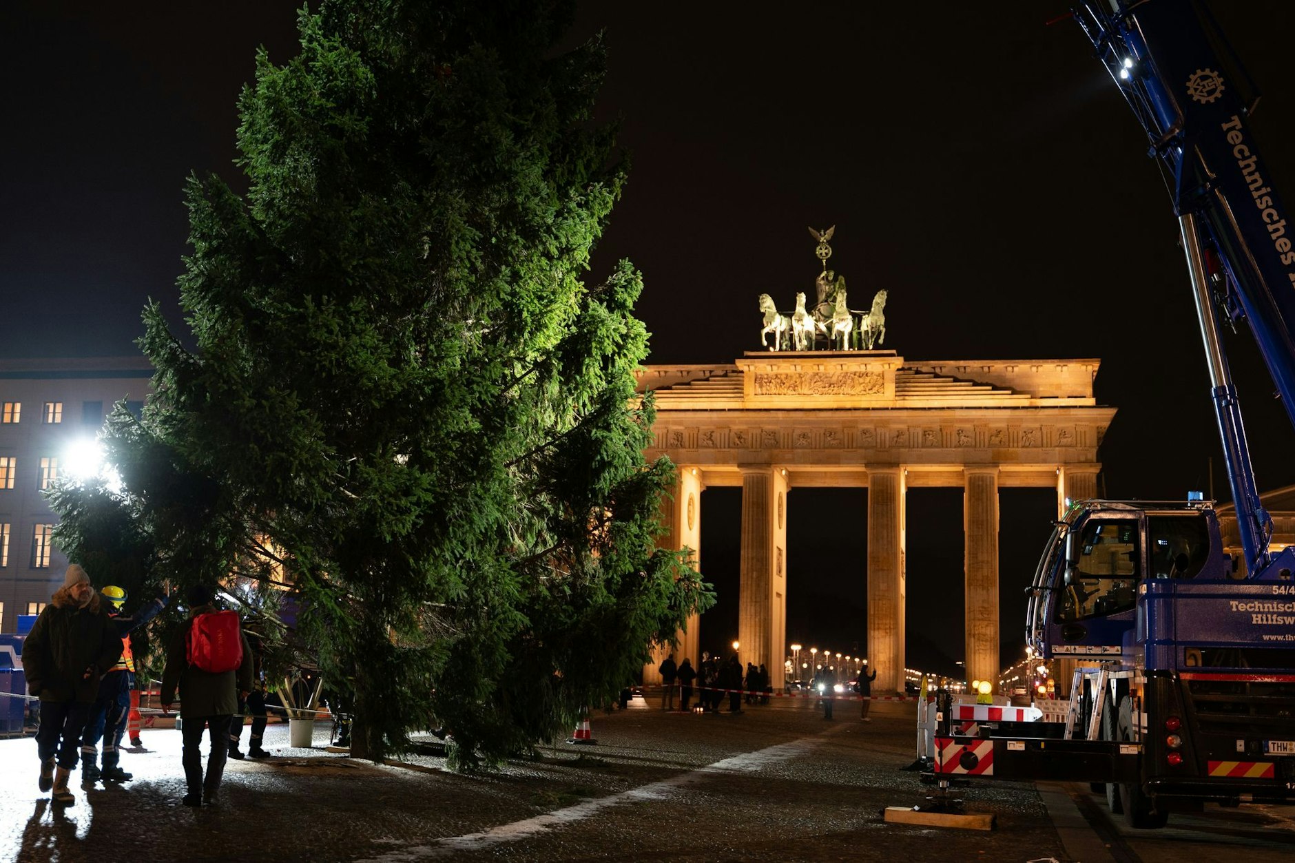 Berliner Pechsträhne? Weihnachtsbaum für Brandenburger Tor wegen Unfall zu spät