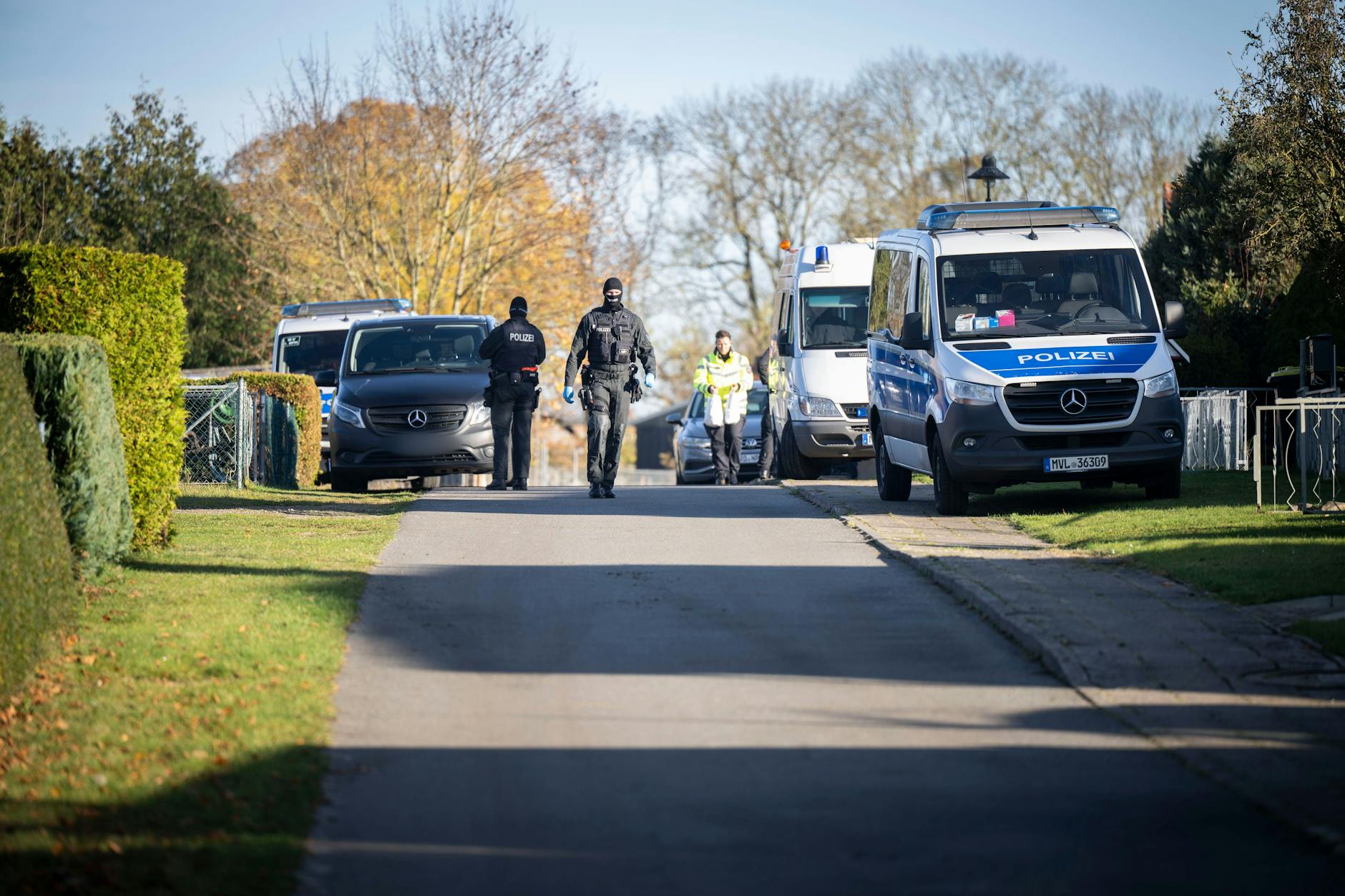 Polizeiautos stehen Anfang November vor einem Wohnhaus in Reimershagen, nachdem ein Haftprüfungsantrag für die Tatverdächtige gestellt wurde