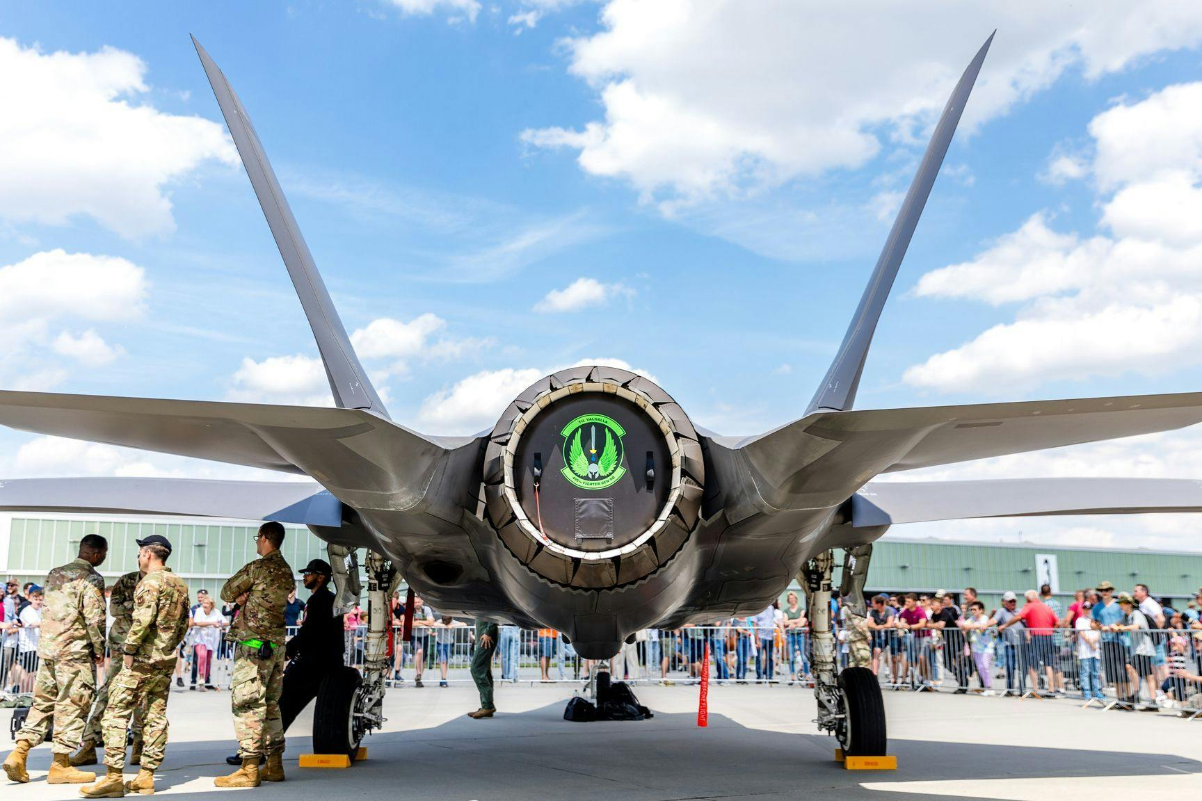 Ein US-amerikanisches Kampfflugzeug vom Typ F-35 steht beim Tag der Bundeswehr zur Besichtigung am Fliegerhorst Holzdorf in Brandenburg.