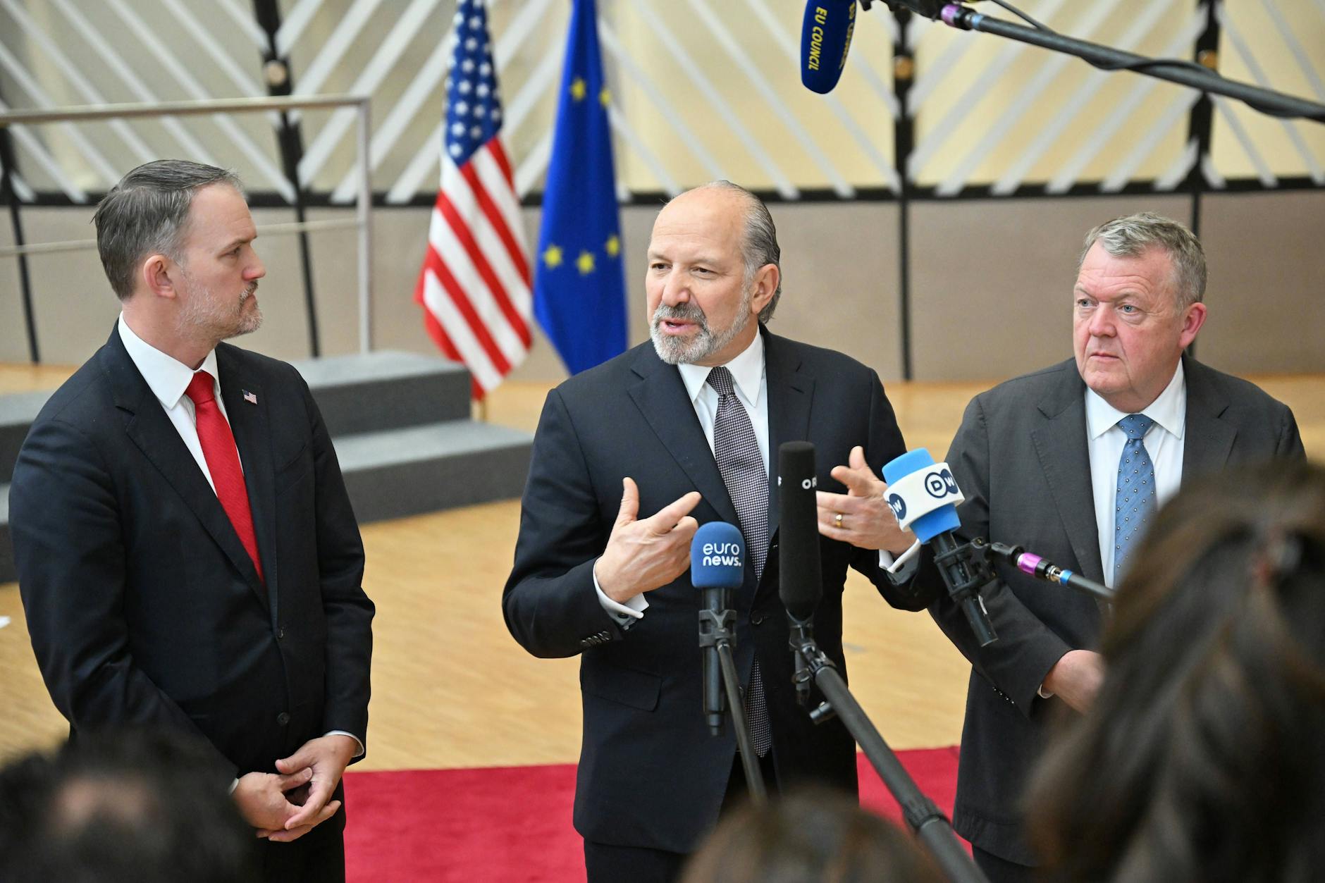 Der Beauftragte für US-Handel Jamieson Greer (l.), US-Handelsminister Howard Lutnick (M.) und Dänemarks Außenminister Lars Løkke Rasmussen bei der Pressekonferenz zum EU-Handelsministerrat in Brüssel