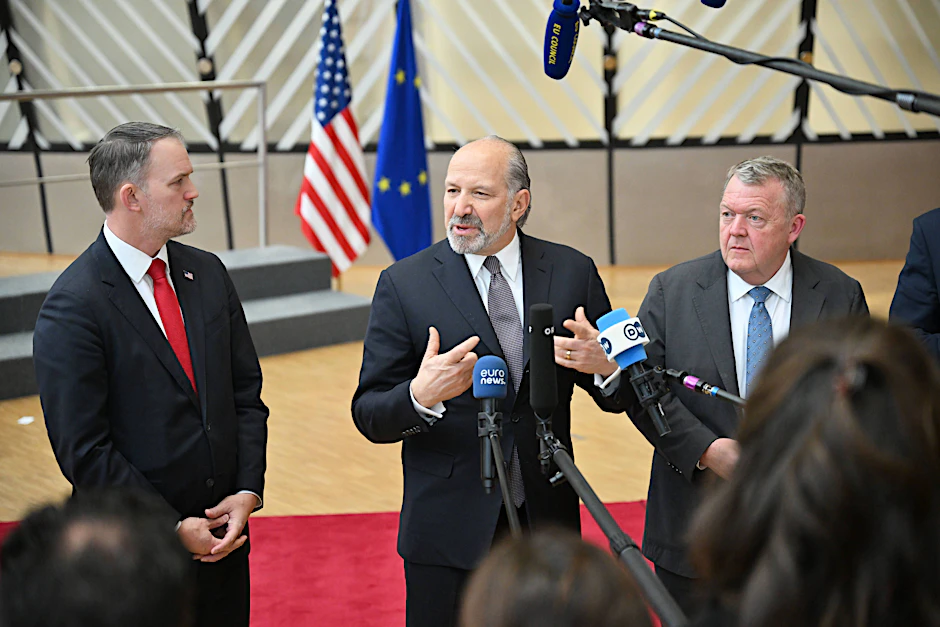 Der Beauftragte für US-Handel Jamieson Greer (l.), US-Handelsminister Howard Lutnick (M.) und Dänemarks Außenminister Lars Løkke Rasmussen bei der Pressekonferenz zum EU-Handelsministerrat in Brüssel
