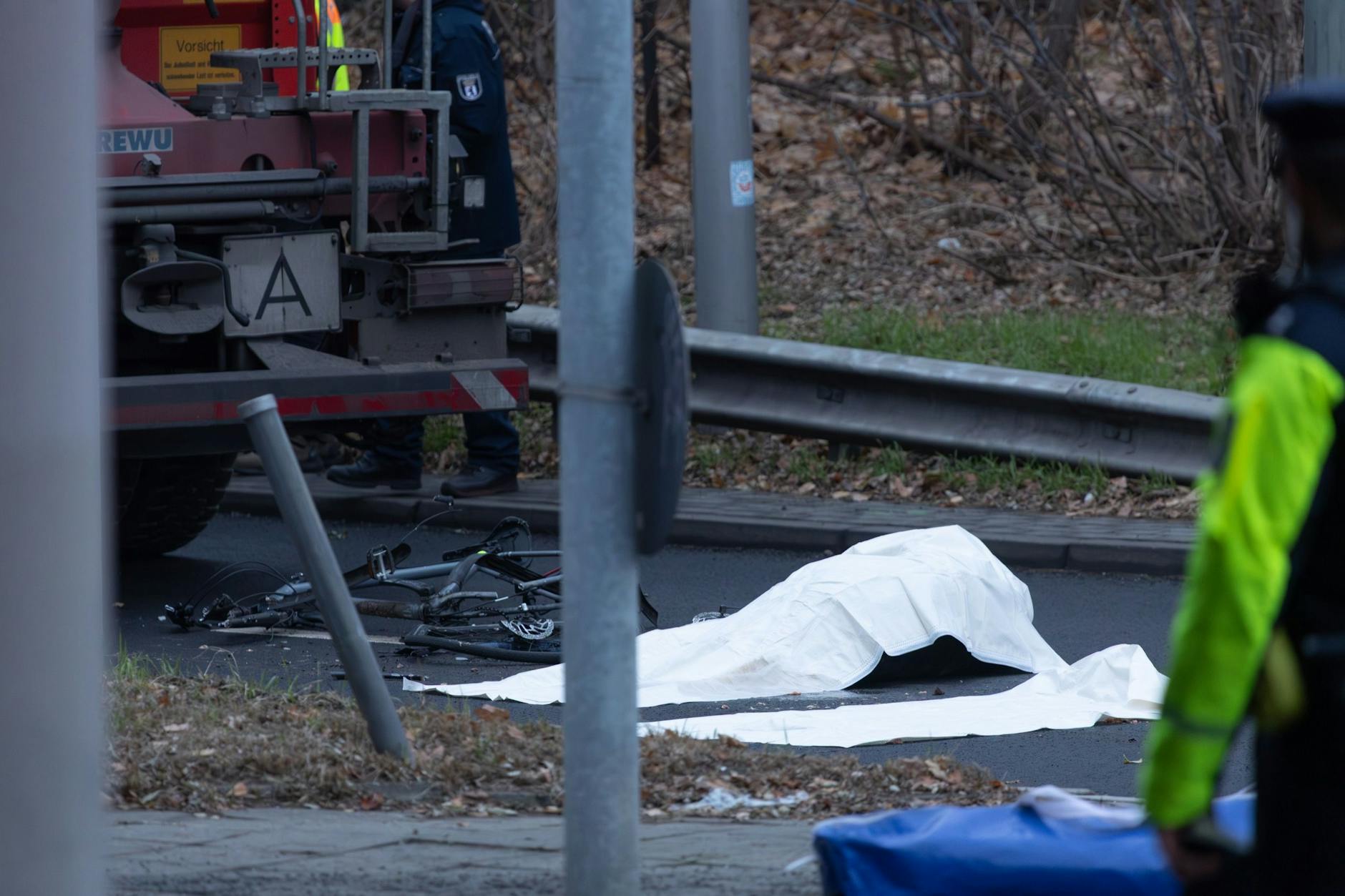 Der Radfahrer erlag noch am Unfallort seinen schweren Verletrzungen.