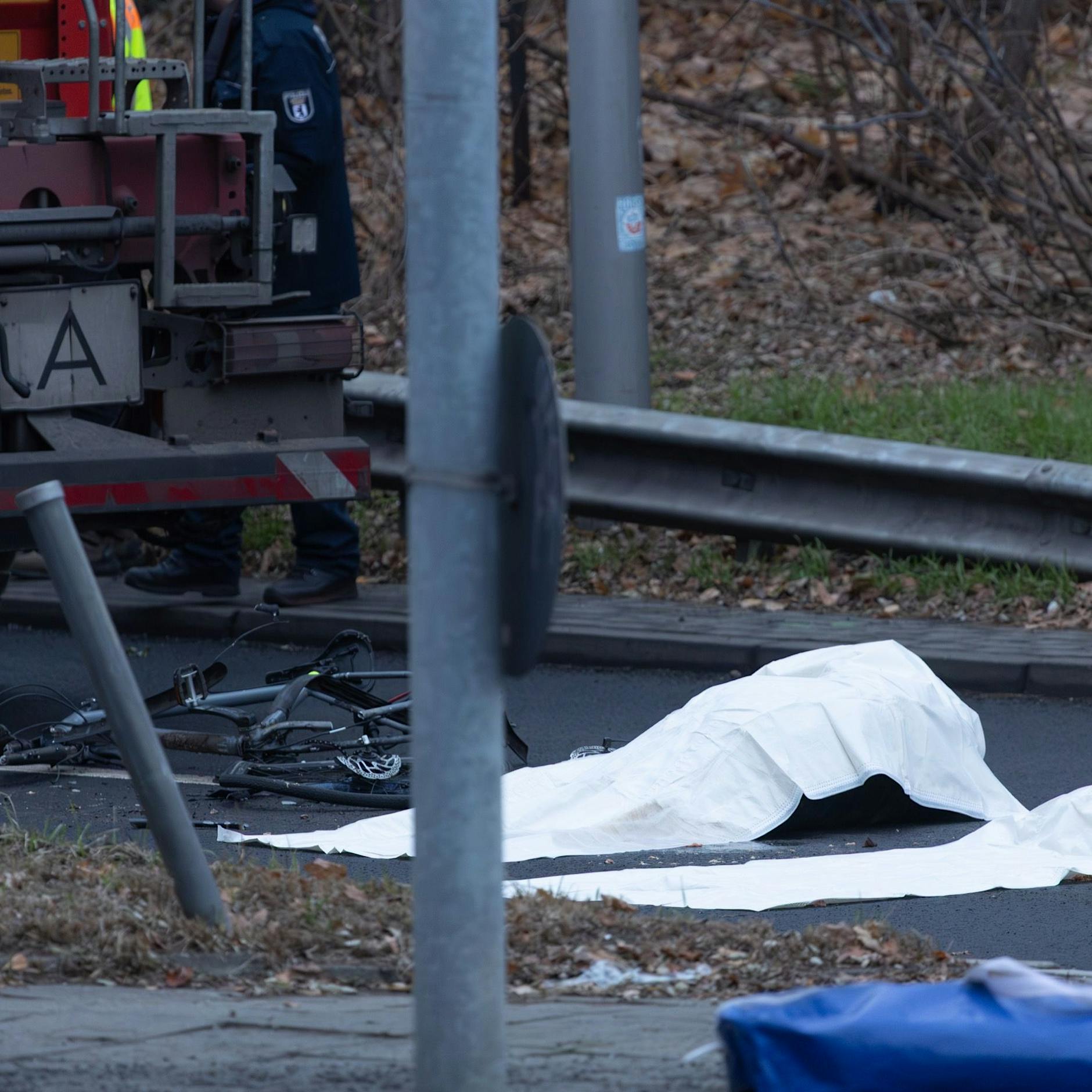 Oberlandstraße: Radfahrer stirbt bei Unfall mit Lkw