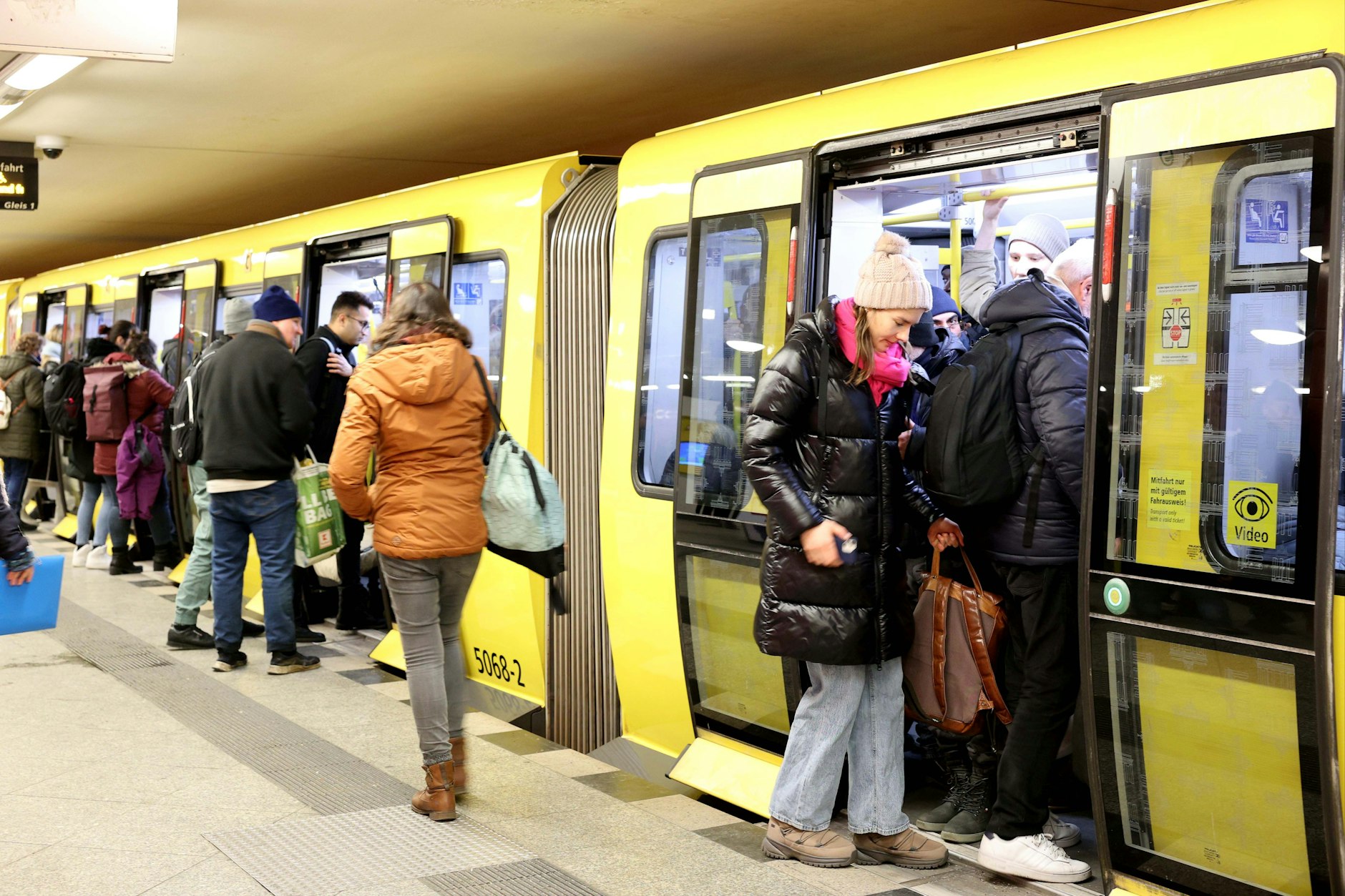 Fahrgäste steigen in die U-Bahn ein: Packen sie es noch, bevor die Tür schließt?