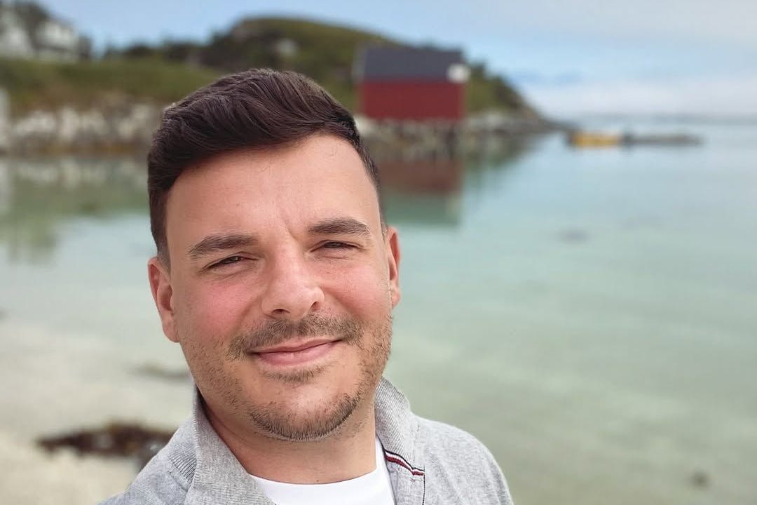 Sein YouTube-Kanal heißt „Gewitter im Kopf – Leben mit Tourette“ und erreichte zwei Millionen Follower. Nun ist Jan Zimmermann an einem epileptischen Anfall gestorben.