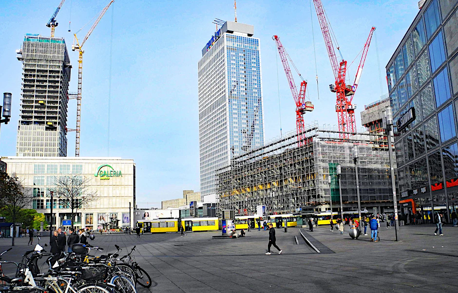 Irgendwas wächst, aber wird es auch schöner? Man weiß es nicht am Alexanderplatz.