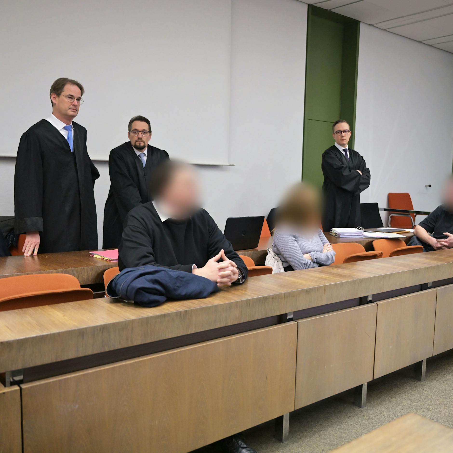 Bayern-Tickets im Tausch für Aufenthaltstitel! Heftige Vorwürfe in Ausländerbehörde